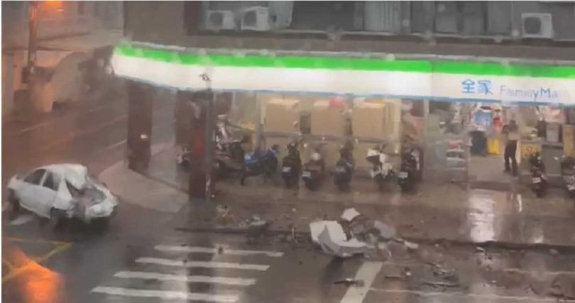 花蓮發生女兒牆倒塌意外，導致母子1死1重傷。（翻攝畫面）