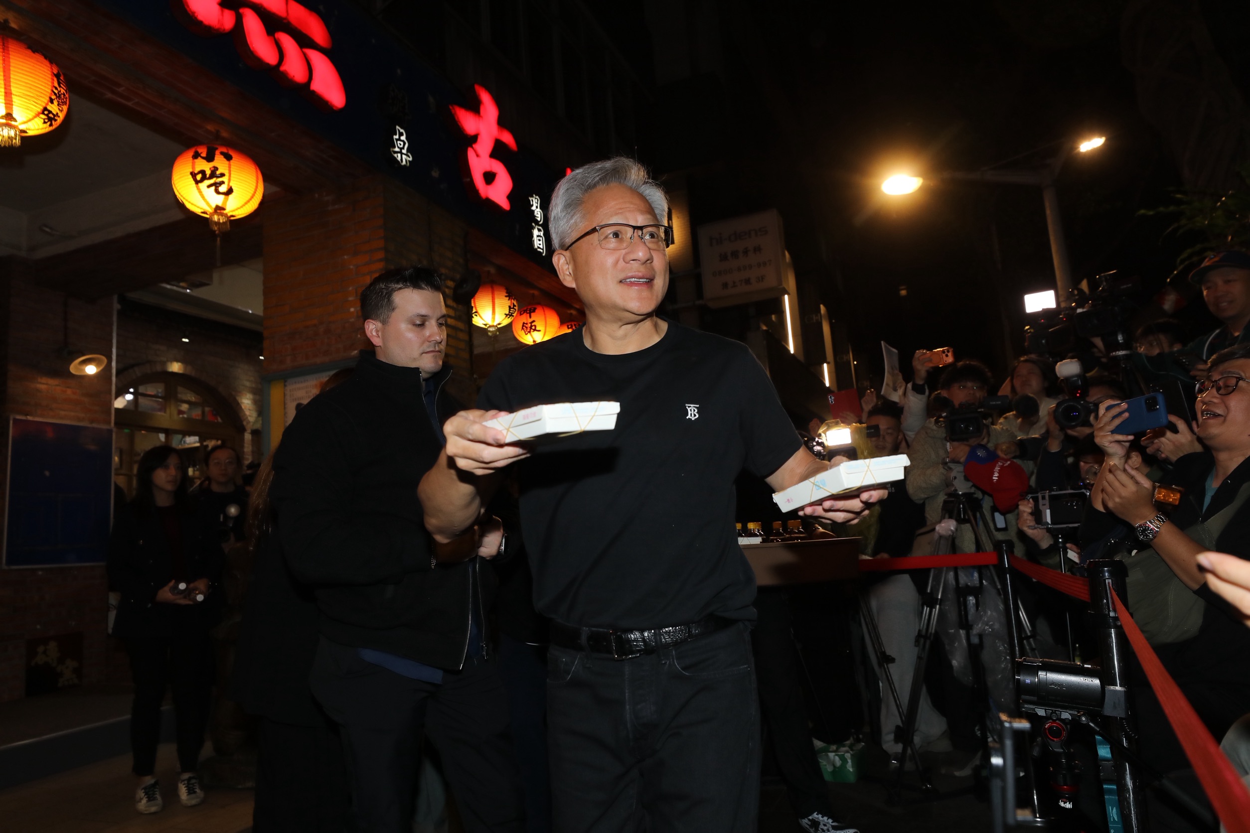 輝達創辦人黃仁勳今晚於「兆元宴」外接受媒體訪問。
