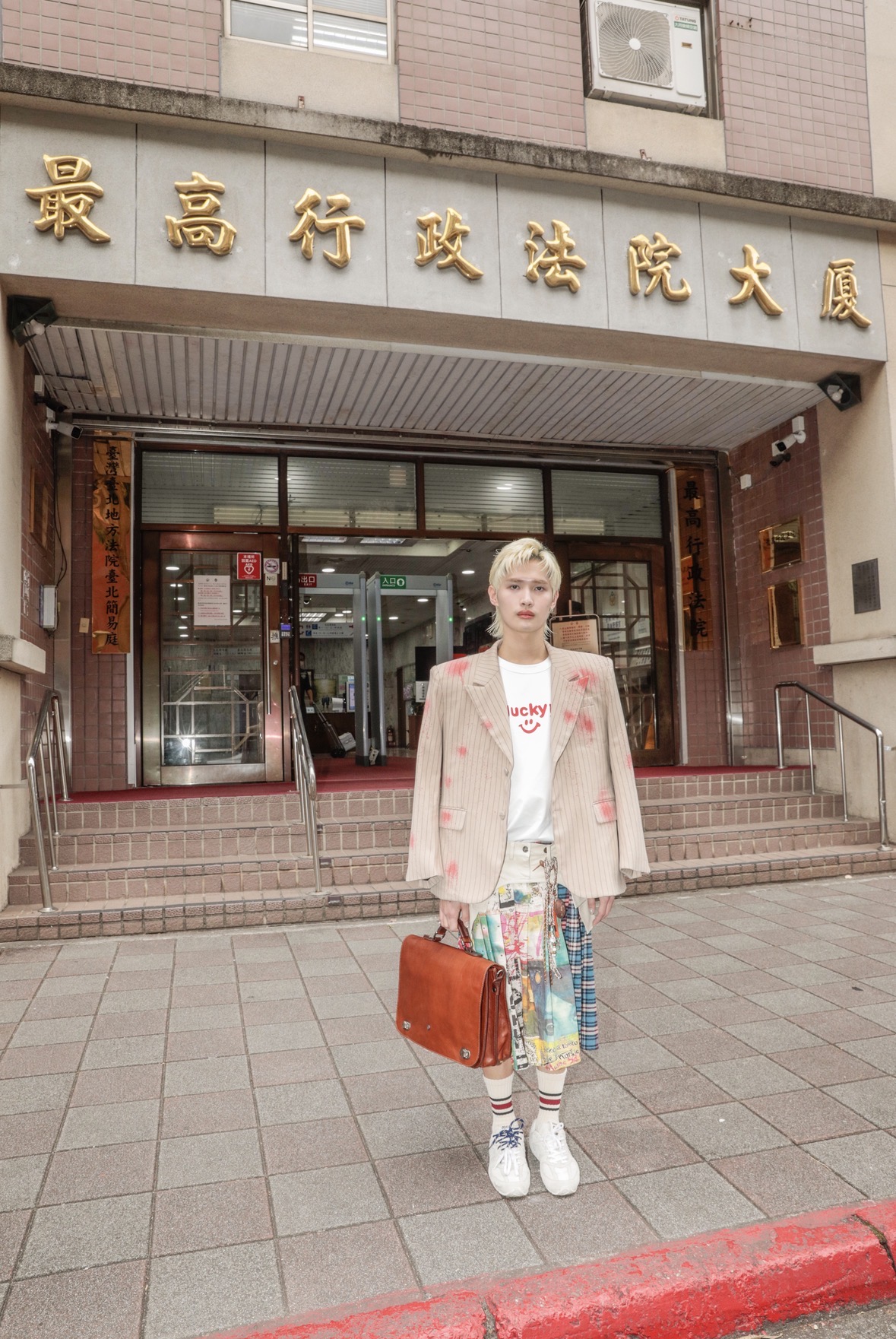 鍾明軒現身台北地院,表示期待與八炯、閩南狼當面對質,釐清爭議。