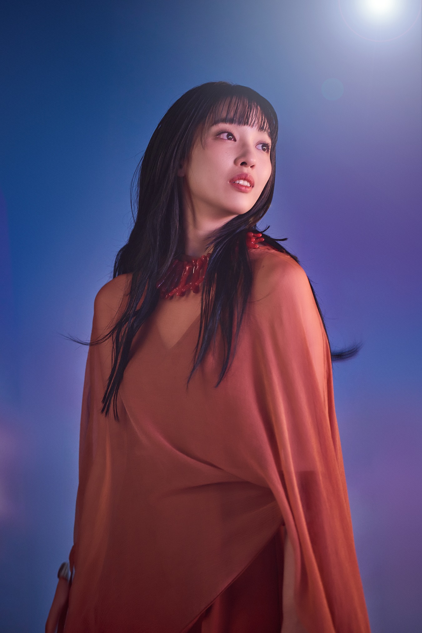 上演「懸疑夢」的王渝萱對現場打造的電影星空魔幻場景頻頻稱奇。（金馬執委會提供）