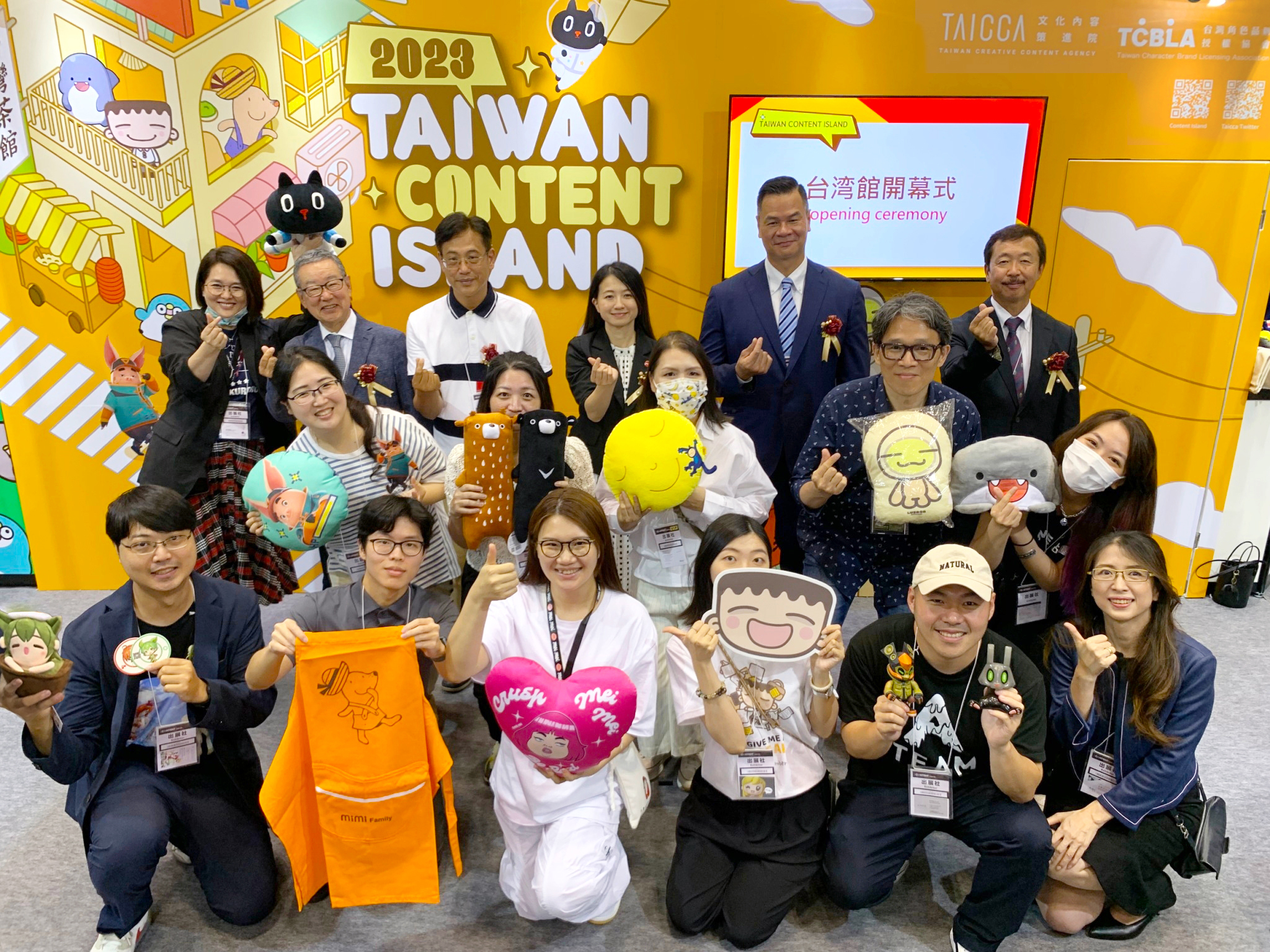 文策院今年6月率領台灣原創角色赴日本參加授權展,卡米客工作室執行長戚成棟(前排左1)及沿途創意媒體創辦人暨總監廖珮吟(前排左3)分別以《茶葉少女》及「美美」參展。(文策院提供)