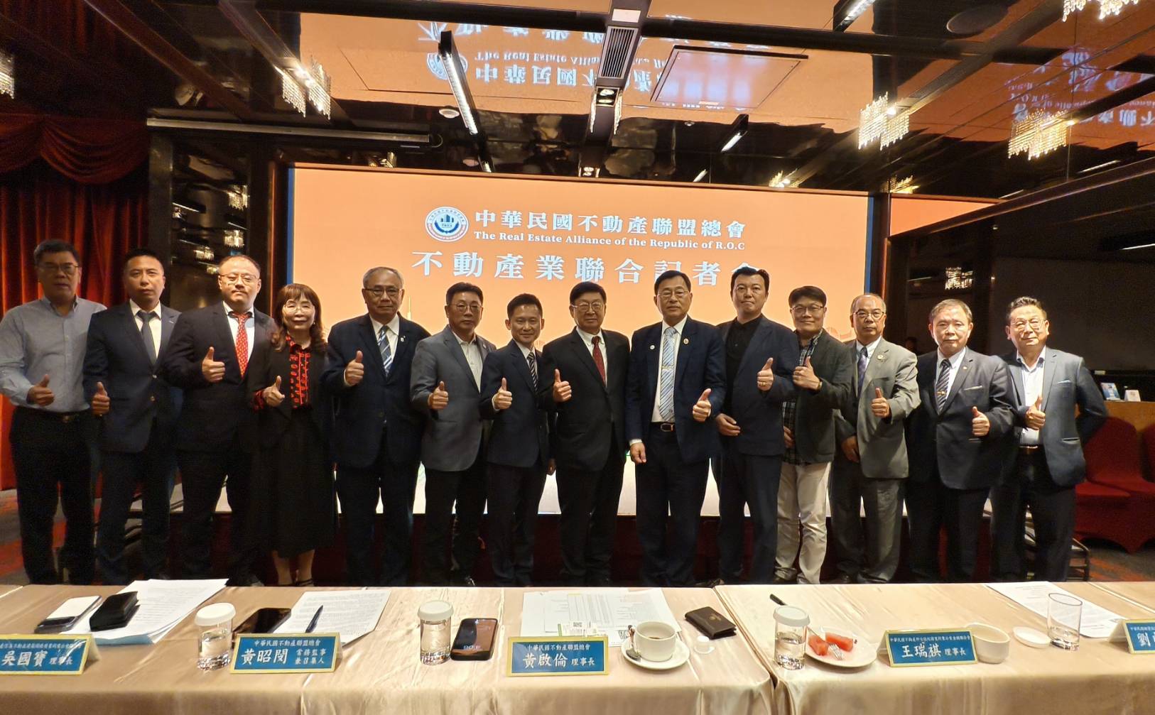 中華民國不動產聯盟總會25日召開記者會，理事長黃啟倫呼籲政府重新檢視房市信用管制政策。（吳苡辰）
