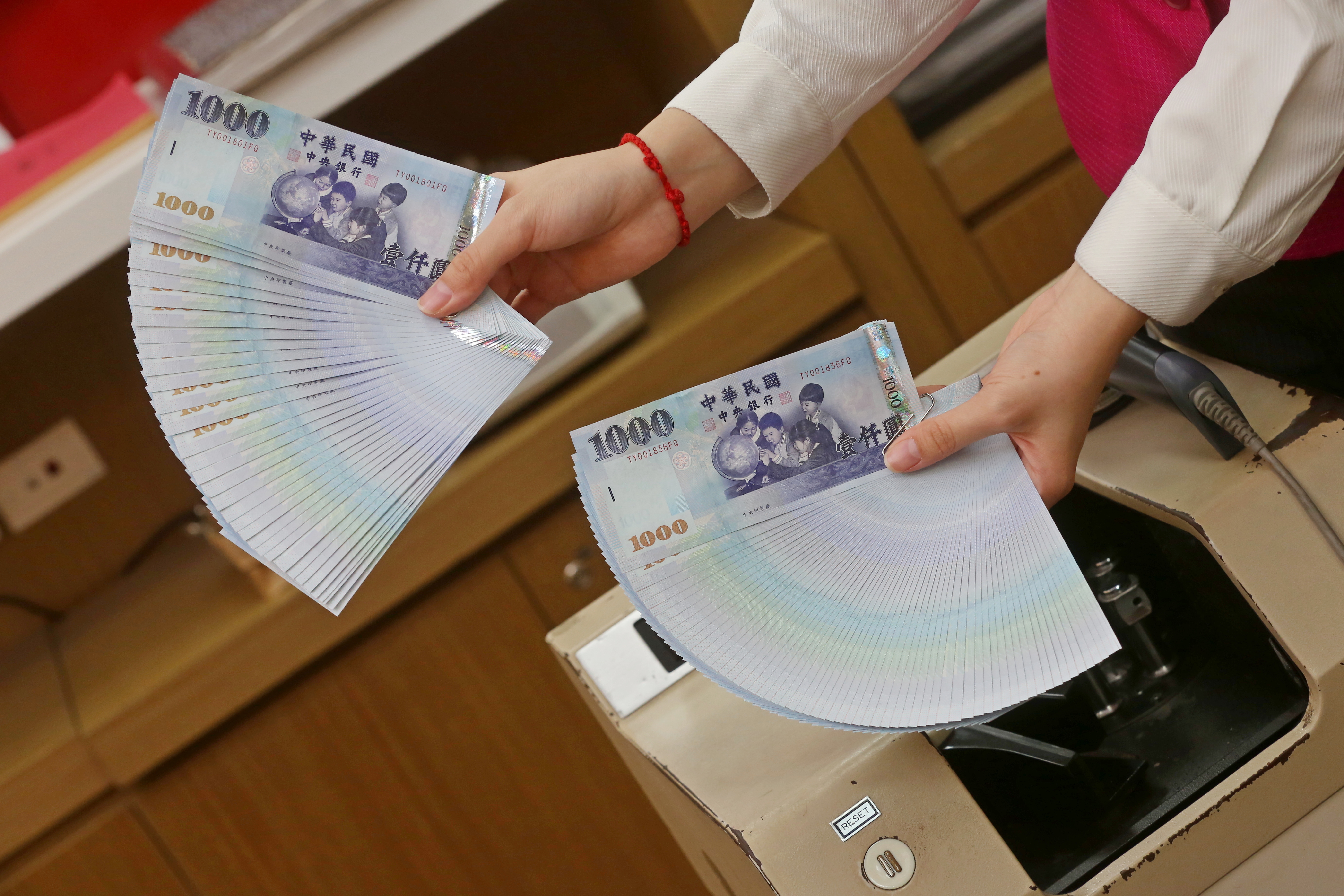 年終獎金陸續入帳,而其也成為每年農曆春節的熱議話題。(本刊資料照)