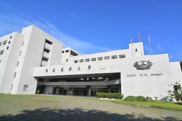 慈濟大學今天開學，校方提供佛心價學餐給校內師生享用。（翻攝自慈濟大學粉專-Tzu Chi University臉書）