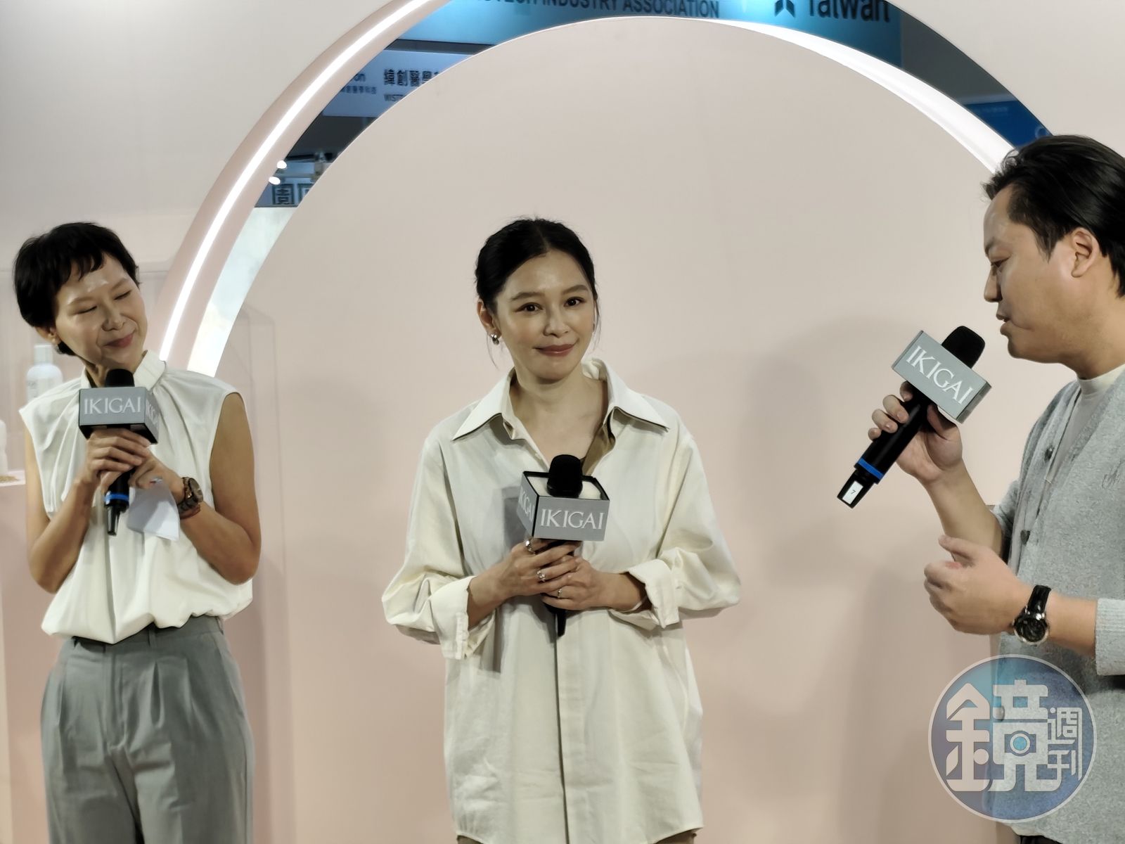 品牌CEO Jon與徐若瑄是多年好友,2人這次一起製作了品牌主題曲〈我的獨白〉,在台上好友見面十分開心。