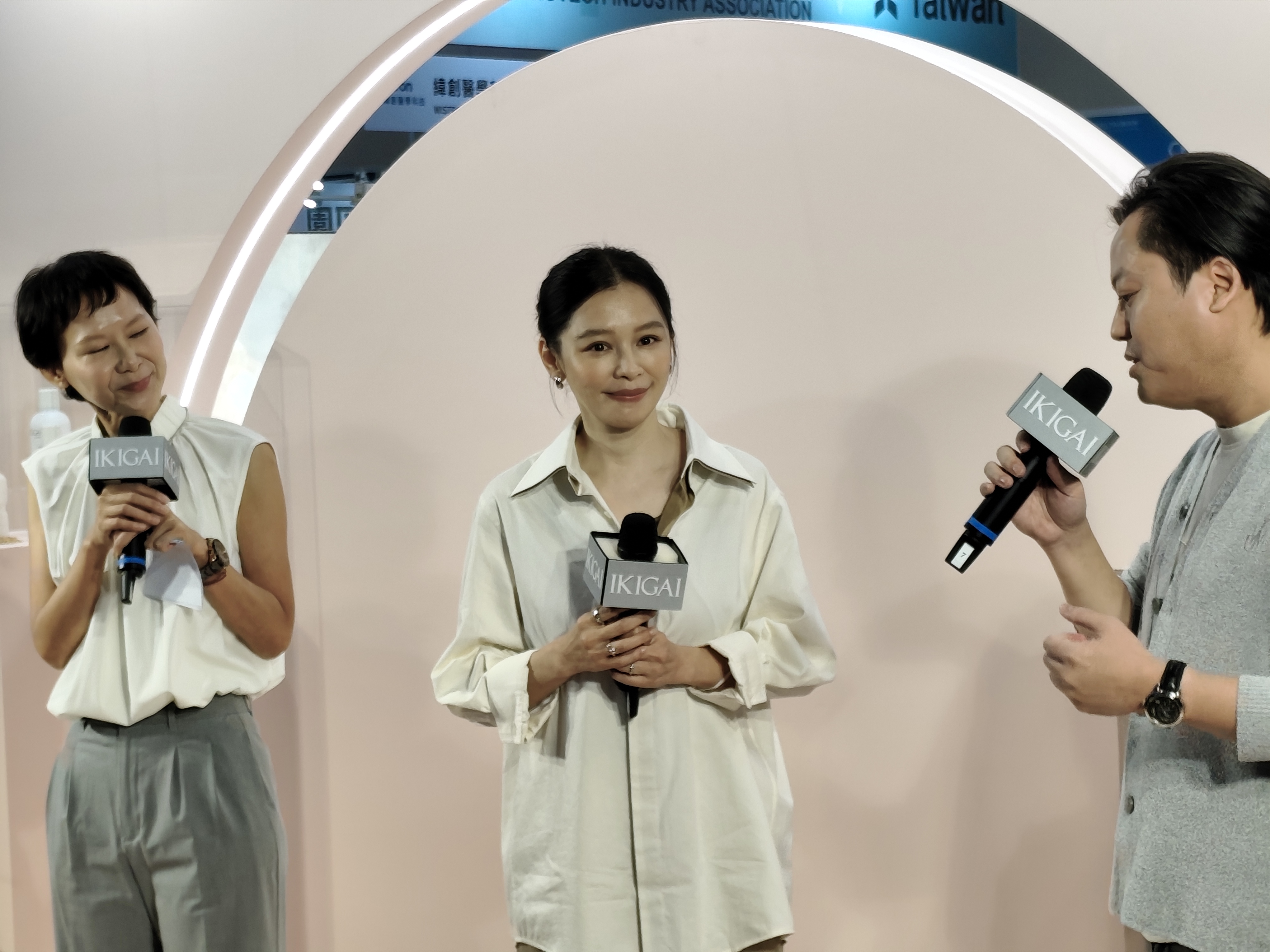 品牌CEO Jon與徐若瑄是多年好友,2人這次一起製作了品牌主題曲〈我的獨白〉,在台上好友見面十分開心。
