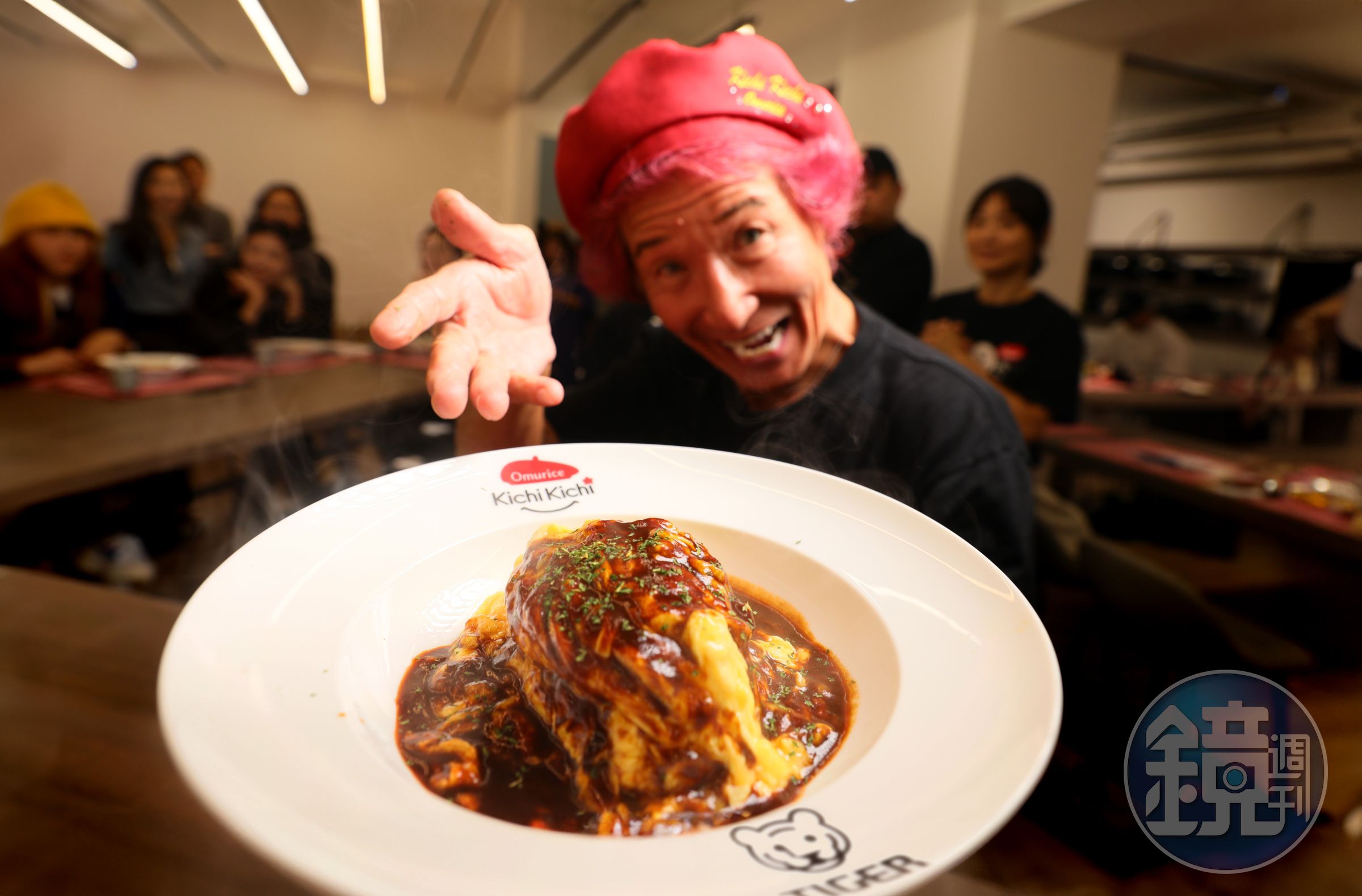 日本電子鍋第一品牌Tiger虎牌邀京都的「蛋包飯之神」幸村元吉來台,大方公開烹調蛋包飯技巧,並傳授電子鍋煮飯祕訣。