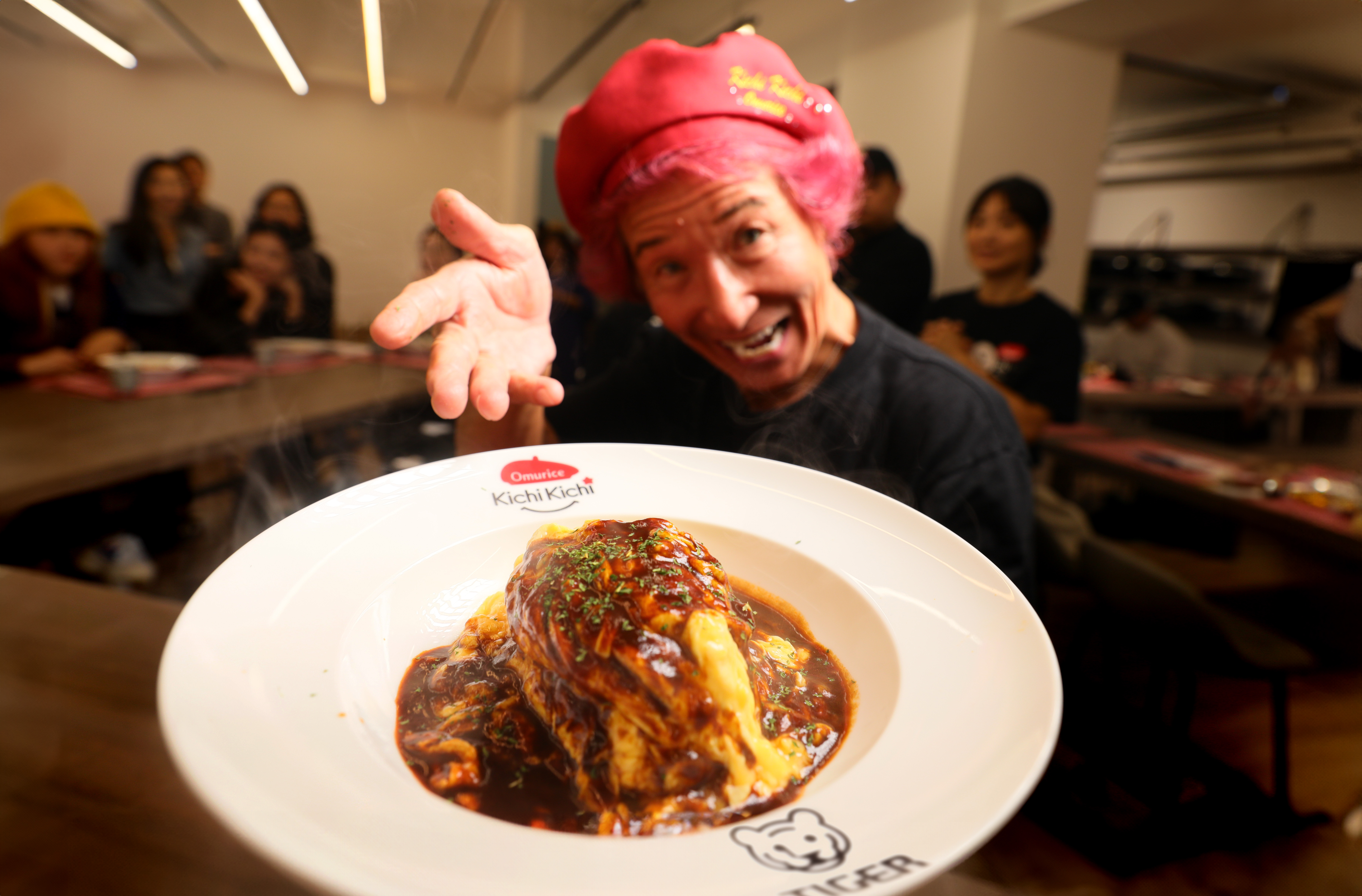 日本電子鍋第一品牌Tiger虎牌邀京都的「蛋包飯之神」幸村元吉來台，大方公開烹調蛋包飯技巧，並傳授電子鍋煮飯祕訣。