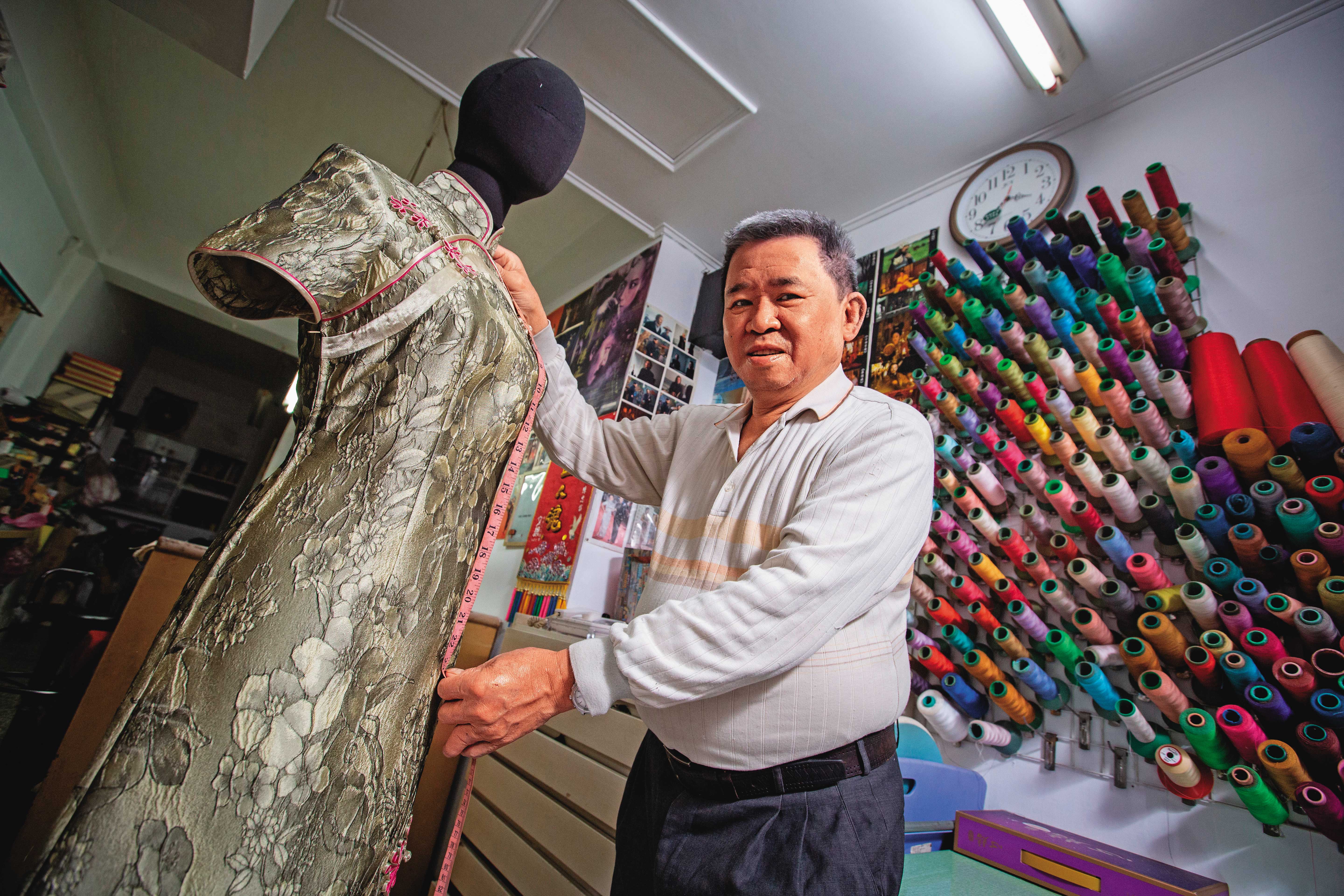 71歲的陳忠信製作旗袍近60年，經手上萬件旗袍。