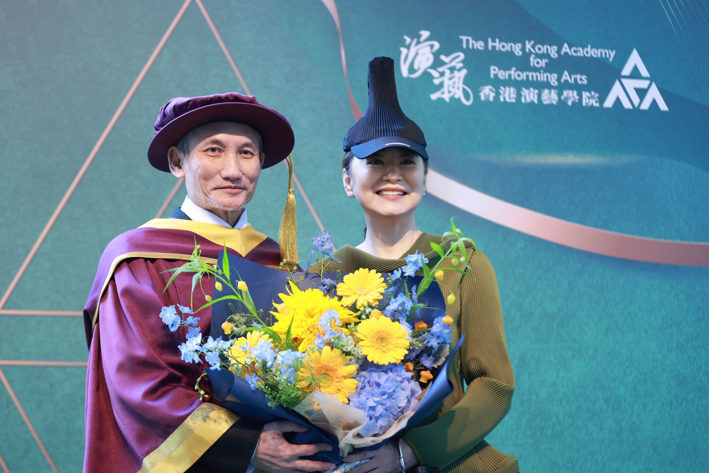 香港導演徐克獲香港演藝學院頒授榮譽博士,好友林青霞獻花祝賀徐克。(電影工作室提供)