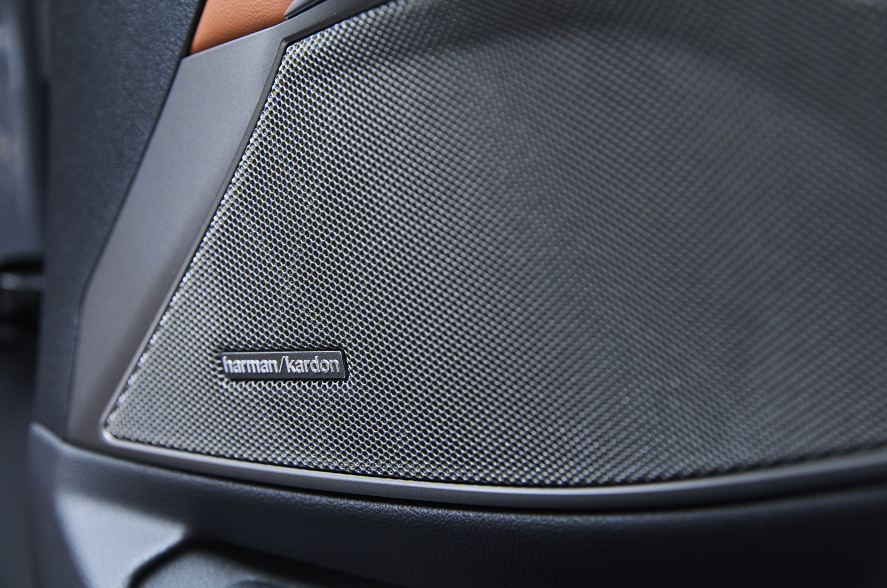 試駕車標配16 支喇叭 464 瓦 harman/kardon 音響。