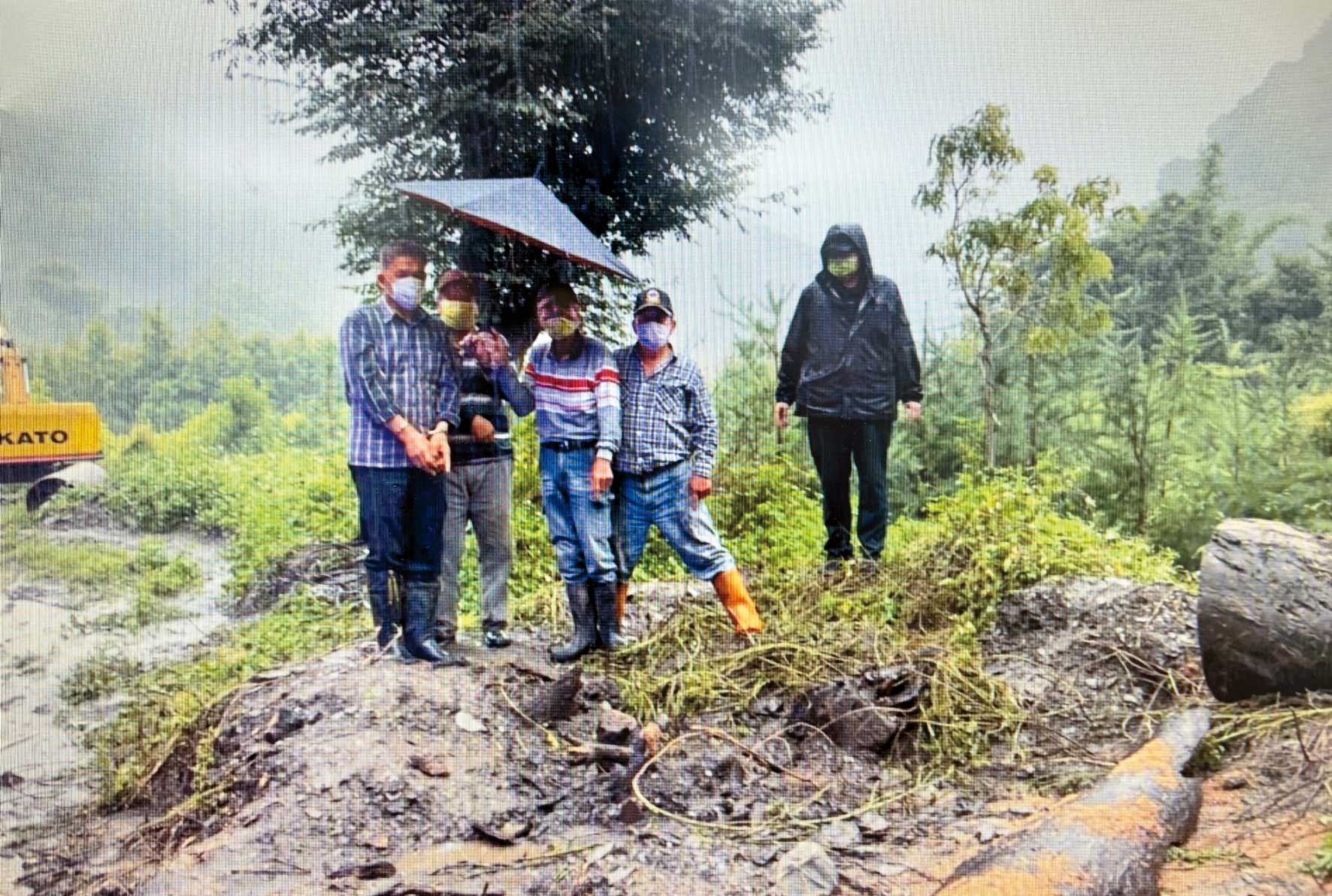 原民偵查佐巴杜（左3）去年逮獲集團越南籍司機（左1），帶到盜伐現場指認。（警局提供）