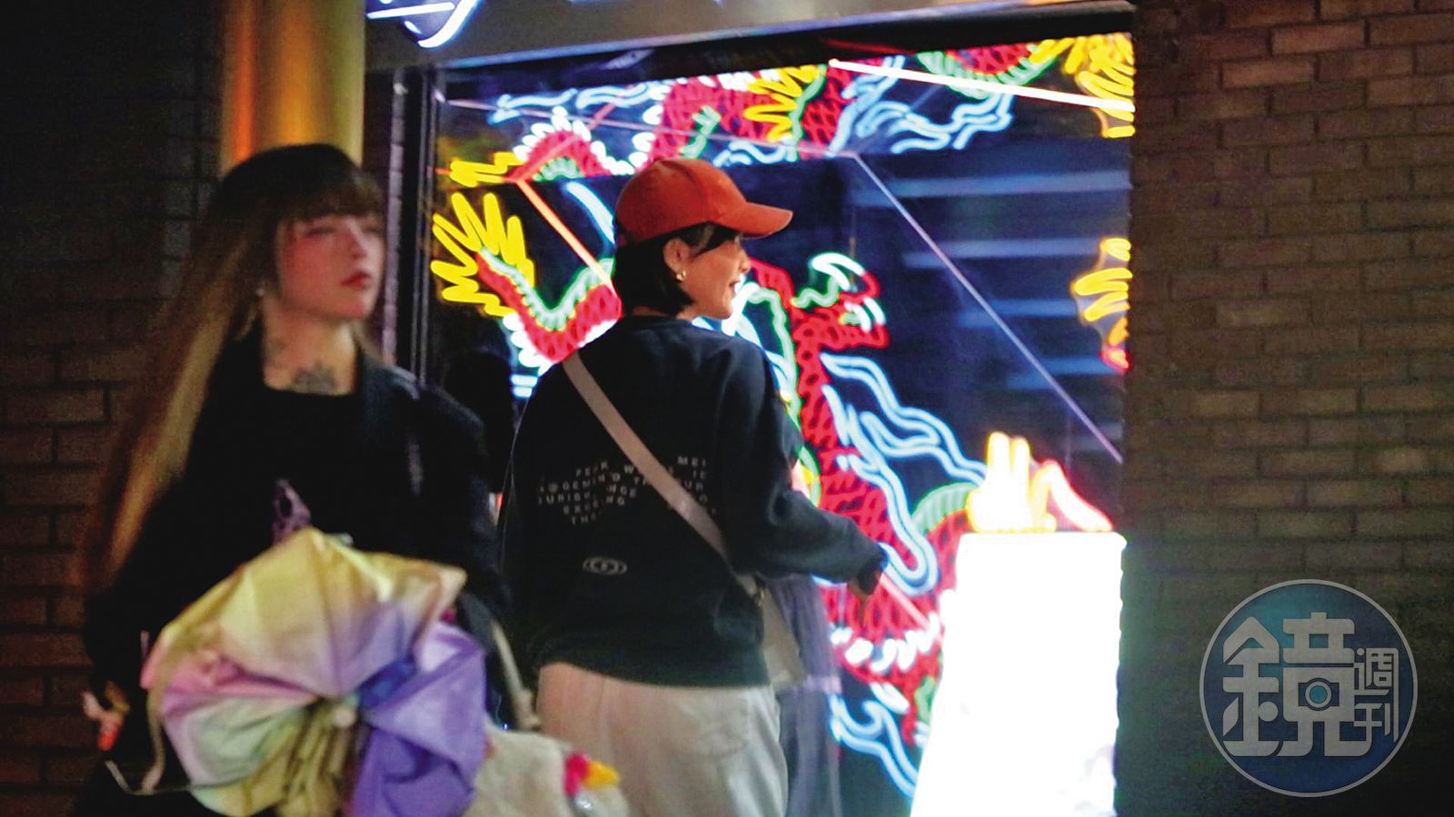 11/11 18：35颱風來襲，趁風雨漸歇，蔡淑臻現身台北東區餐酒館，她一身輕便、戴紅帽子，頗為顯眼