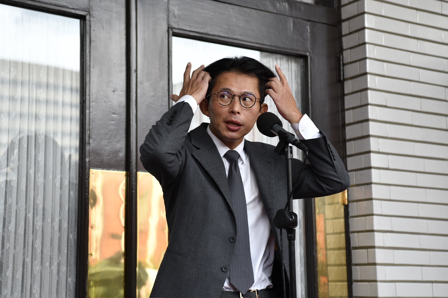 不滿被媒體人聲稱禿頭、戴髮片,黃國昌今日直接在媒體前撥動「秀髮」證明。(鏡報李智為)
