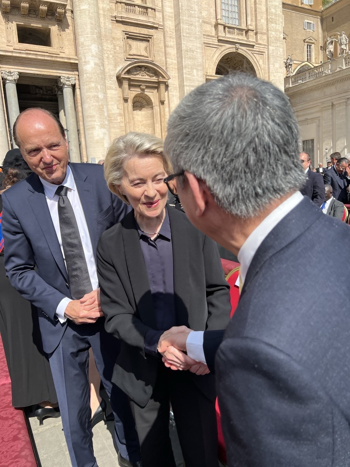 總統特使陳建仁前副總統與歐盟執委會主席馮德萊恩（Ursula von der Leyen）握手致意。（外交部提供）