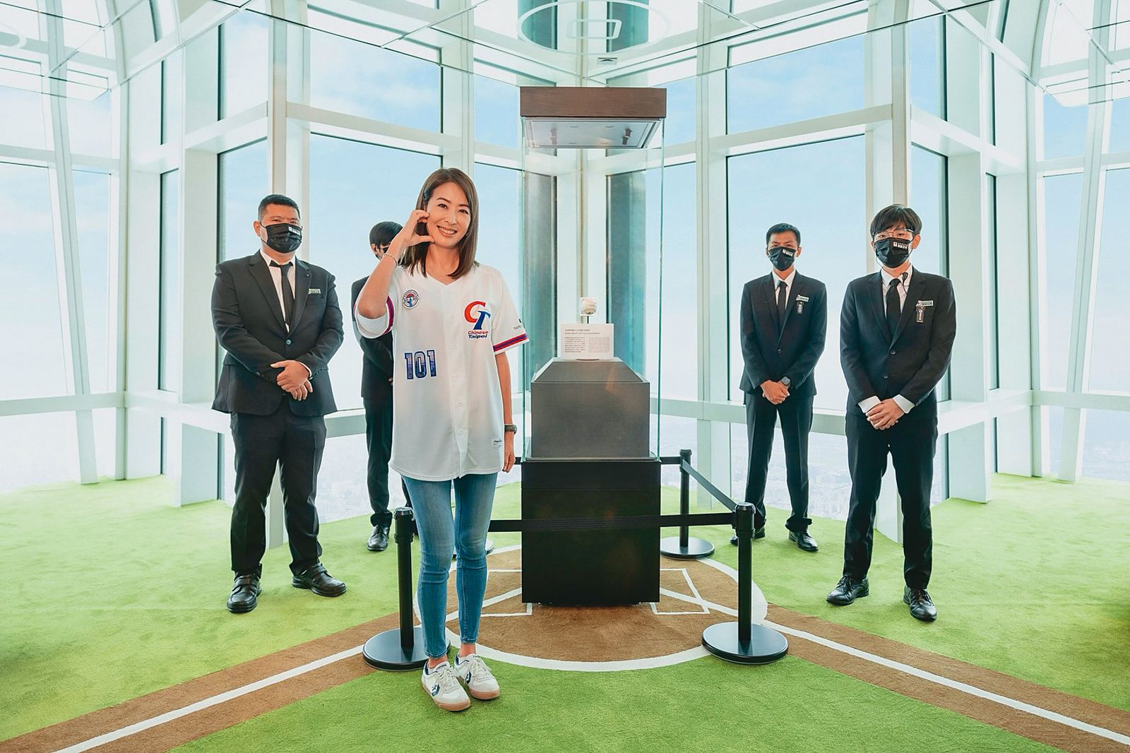 賈永婕（右3）前年底在台北101展出大谷翔平的紀念球具。（翻攝自賈永婕臉書）