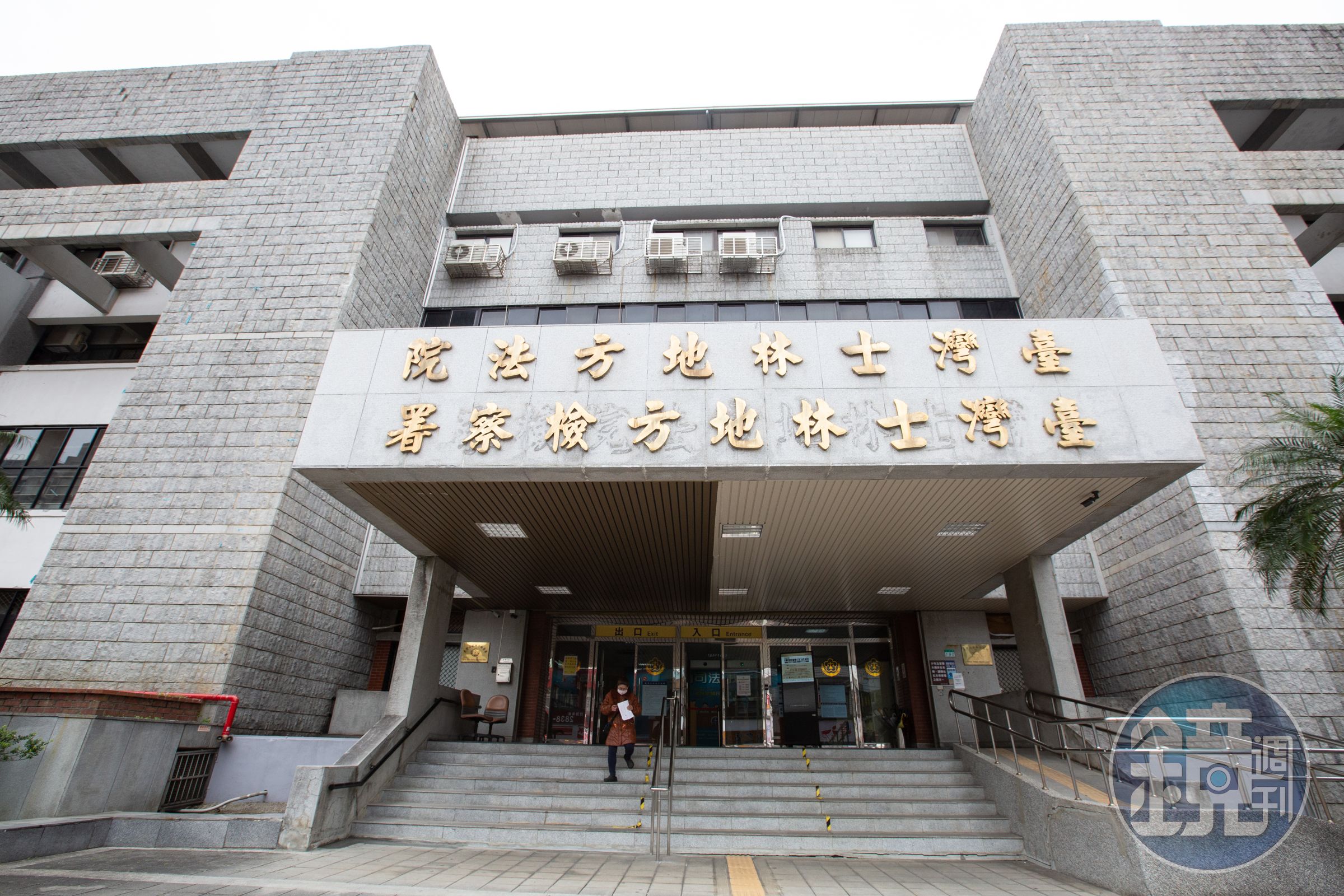北市某國小籃球教練戚冠民,涉嫌利用教練身分接近學童,並用社群誘騙學生拍裸照,日前遭士林地檢署起訴並續押。