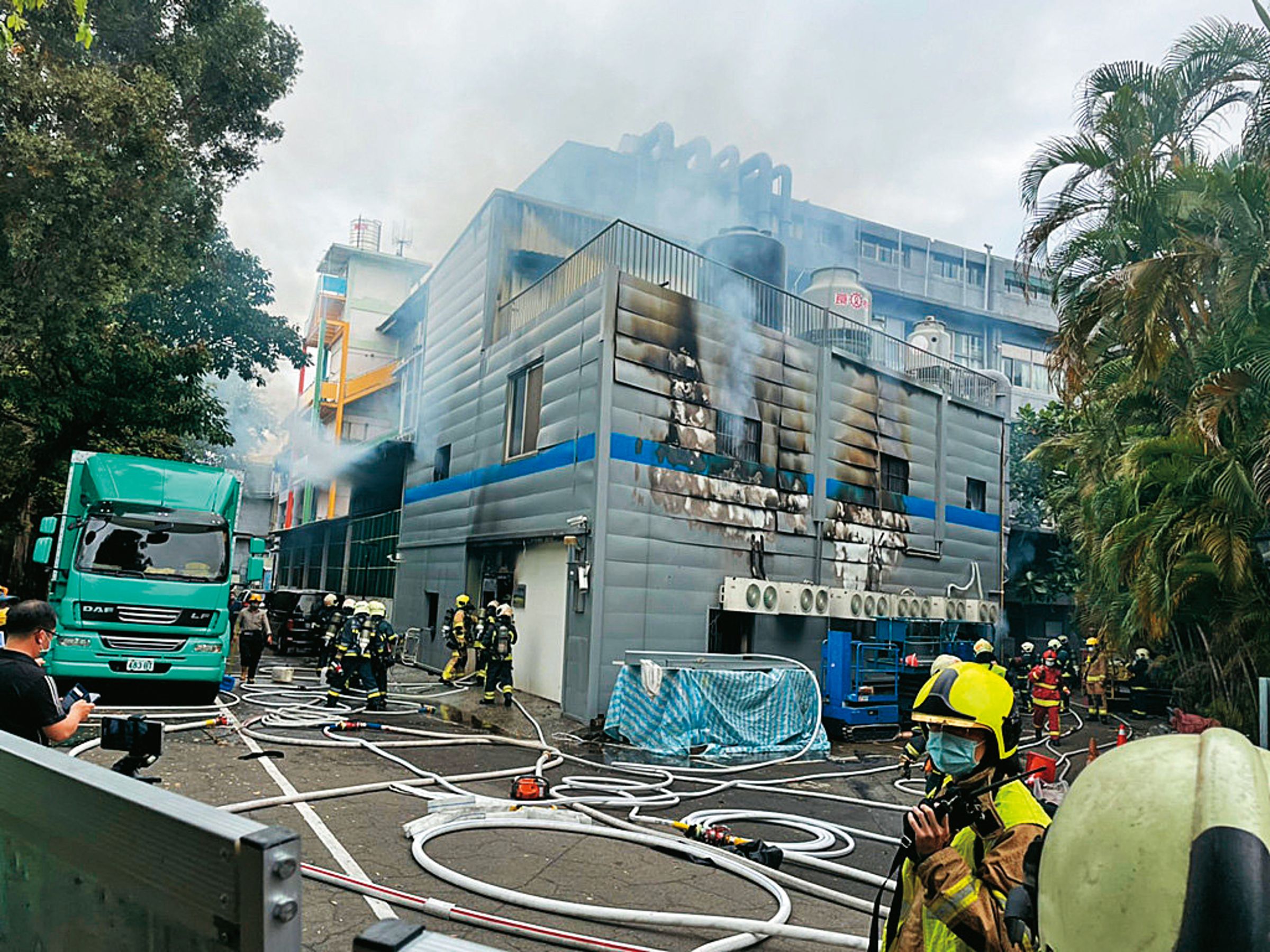 大同大學綜合大樓曾出租給製毒集團,直到毒梟操作不慎爆炸起火,才被檢警查到這處K他命大毒窟。(翻攝畫面)