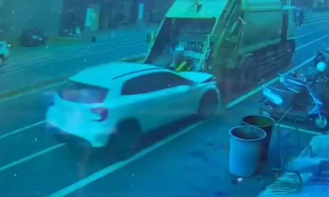 白色賓士高速撞上路邊垃圾車,賓士車頭全毀,女清潔隊員當場被夾死。(翻攝自記者爆料網)
