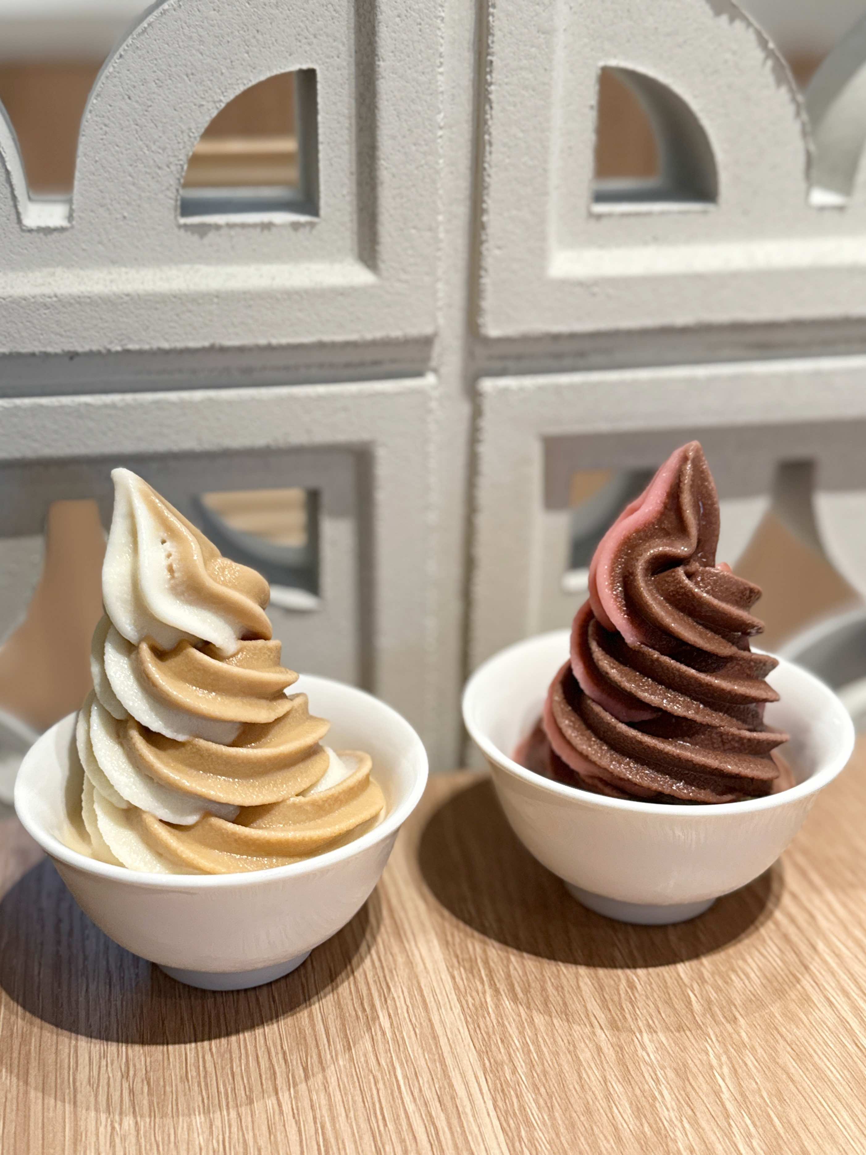 新口味「草莓巧克力」(右)酸甜中帶著濃郁巧克力香氣;「牛奶桂圓」(左)綜合霜淇淋能吃到桂圓香氣,甜度恰到好處。