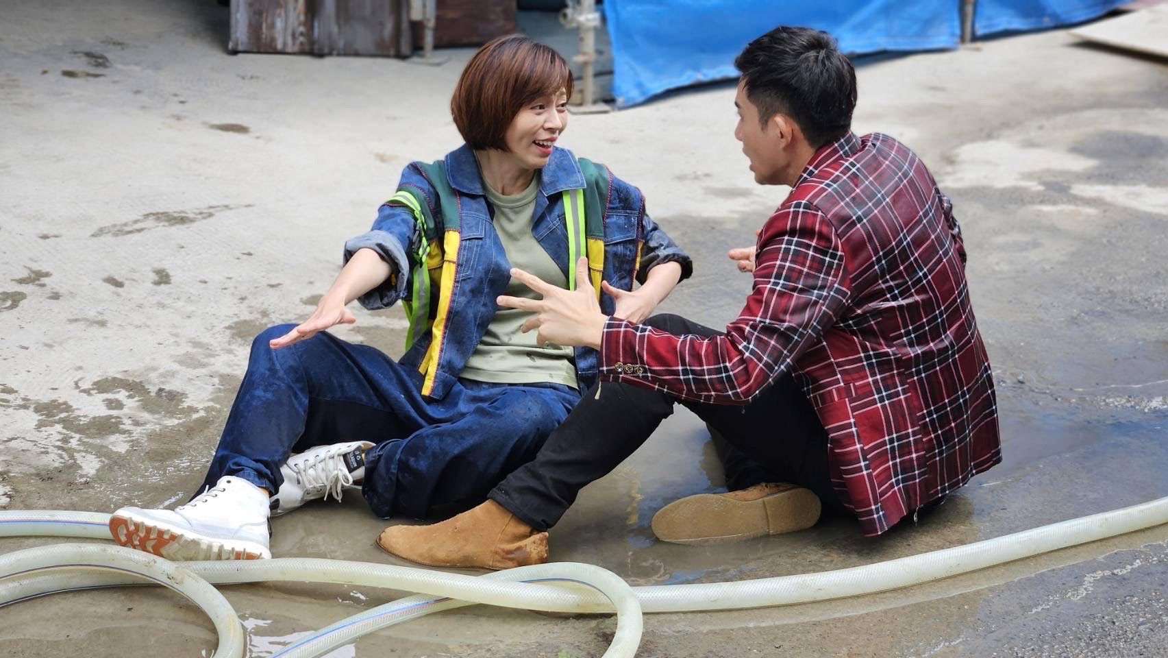 王瞳《愛的榮耀》在工地上班，差點遇上危險被弟弟曾子益解救。（民視提供）