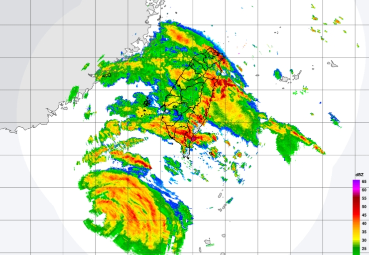 颱風「樺加沙」外圍環流持續影響台灣，尤其東部慎防強風豪雨。（翻攝自中央氣象署官網）