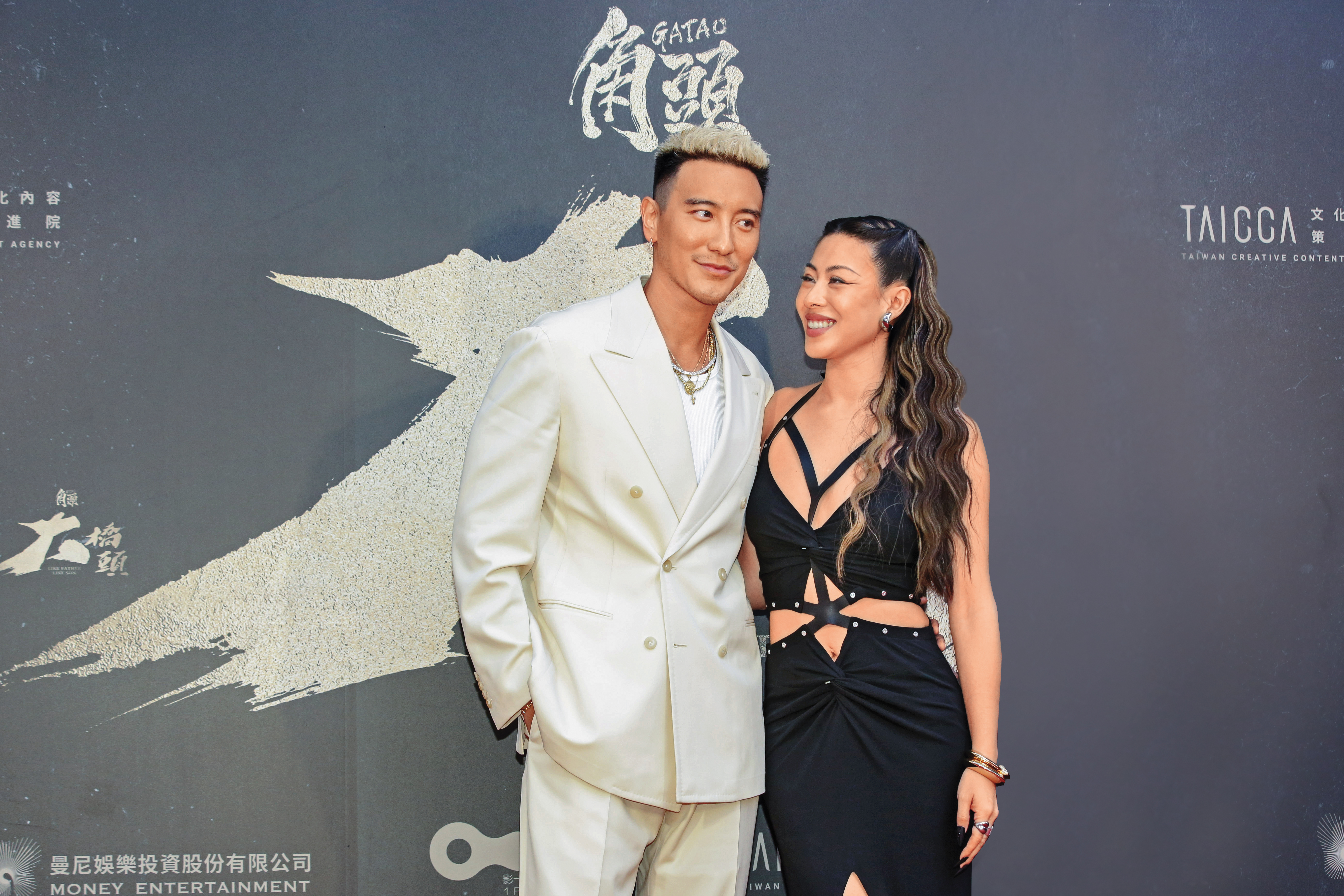 蔡詩芸（右）這餓虎撲「郎」的目光，看樣子王陽明（左）今夜得加班了。（遞上生蠔）