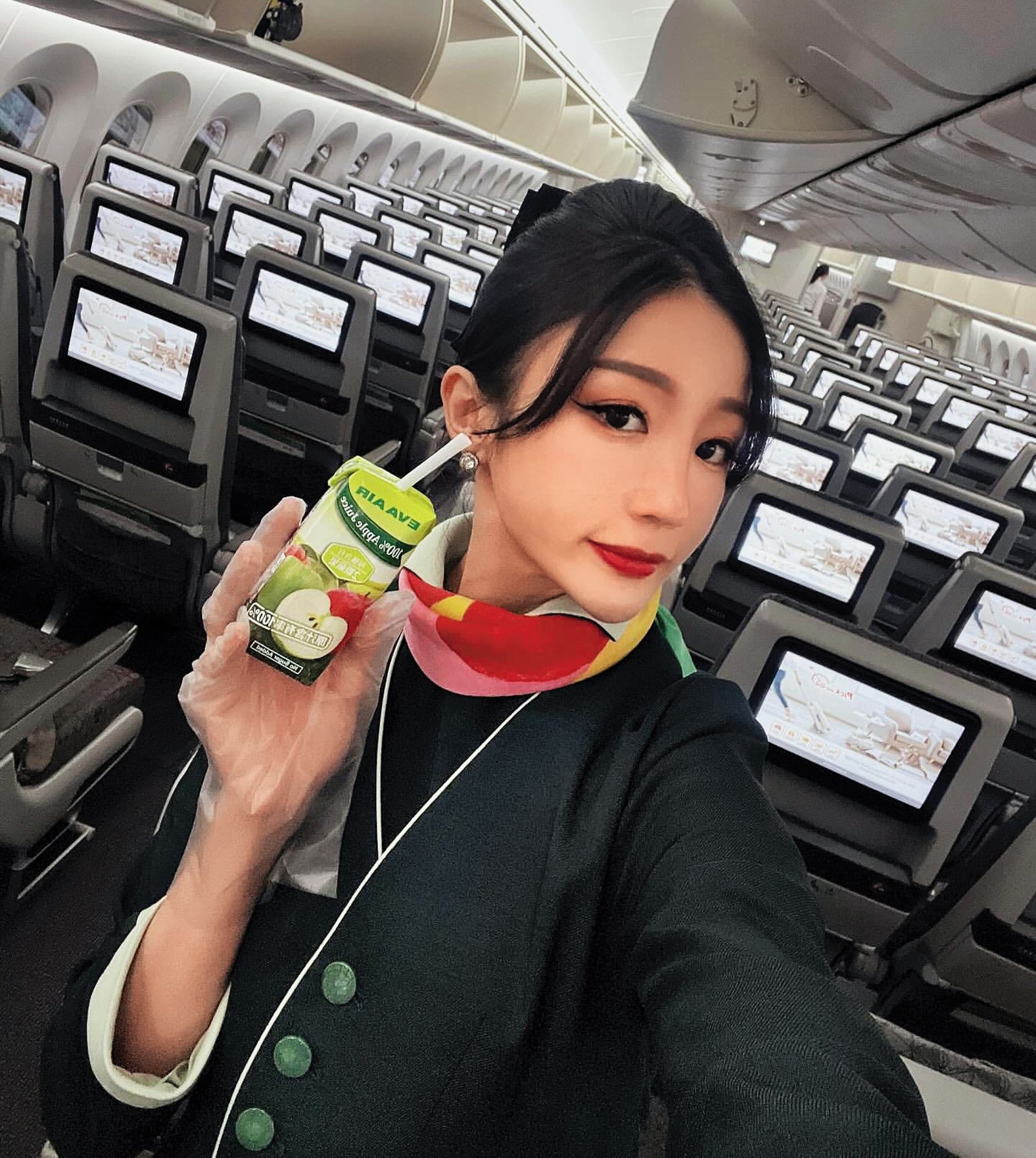 大根的女友喬登是長榮空姐,不定期會在社群上分享美照,還有生活瑣事。(翻攝自喬登IG)