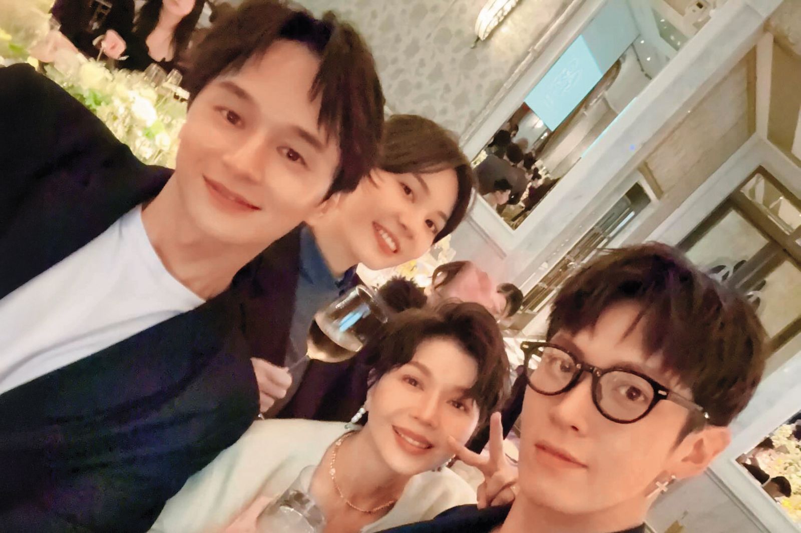 于子育（右二）分享和柯震東（右一）與經紀人Jessica（左二）和張軒睿（左一）在婚禮合影。（翻攝自于子育IG）