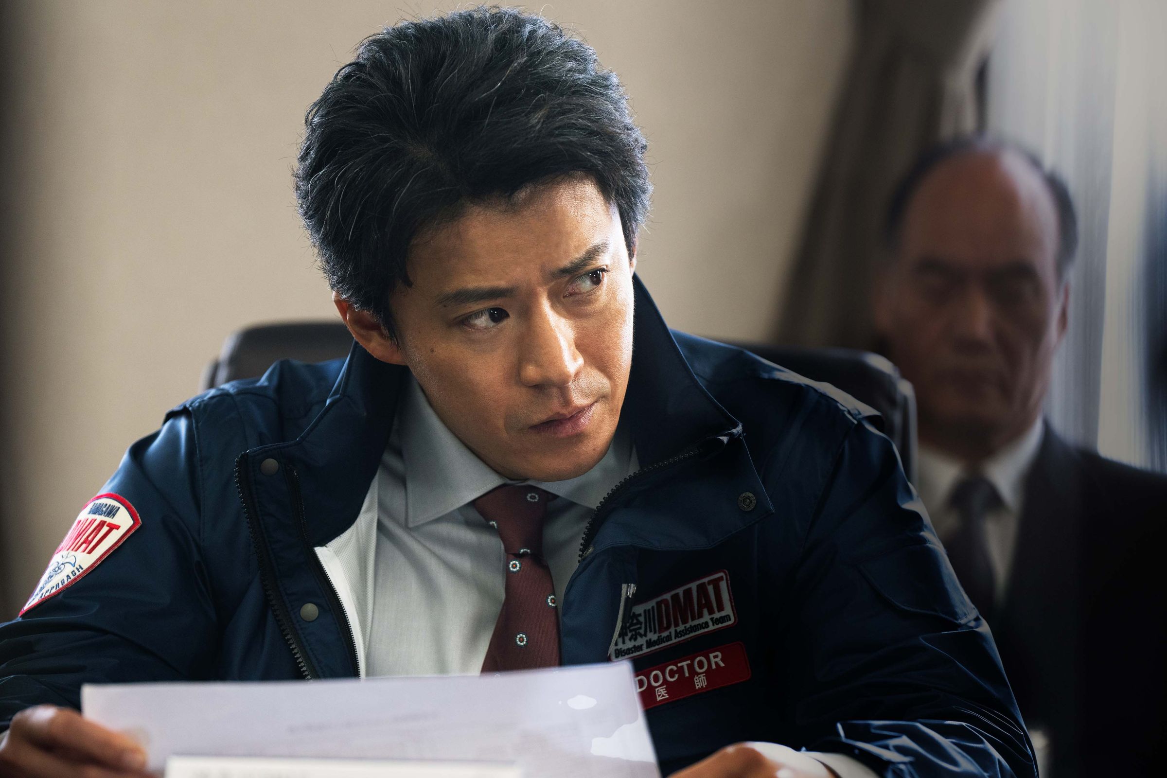 小栗旬在新片《戰疫前線》飾演「災害派遣醫療團隊」DMAT的指揮官,負責在總部調度及指揮鑽石公主號群聚感染的人力及規劃。(天馬行空提供)