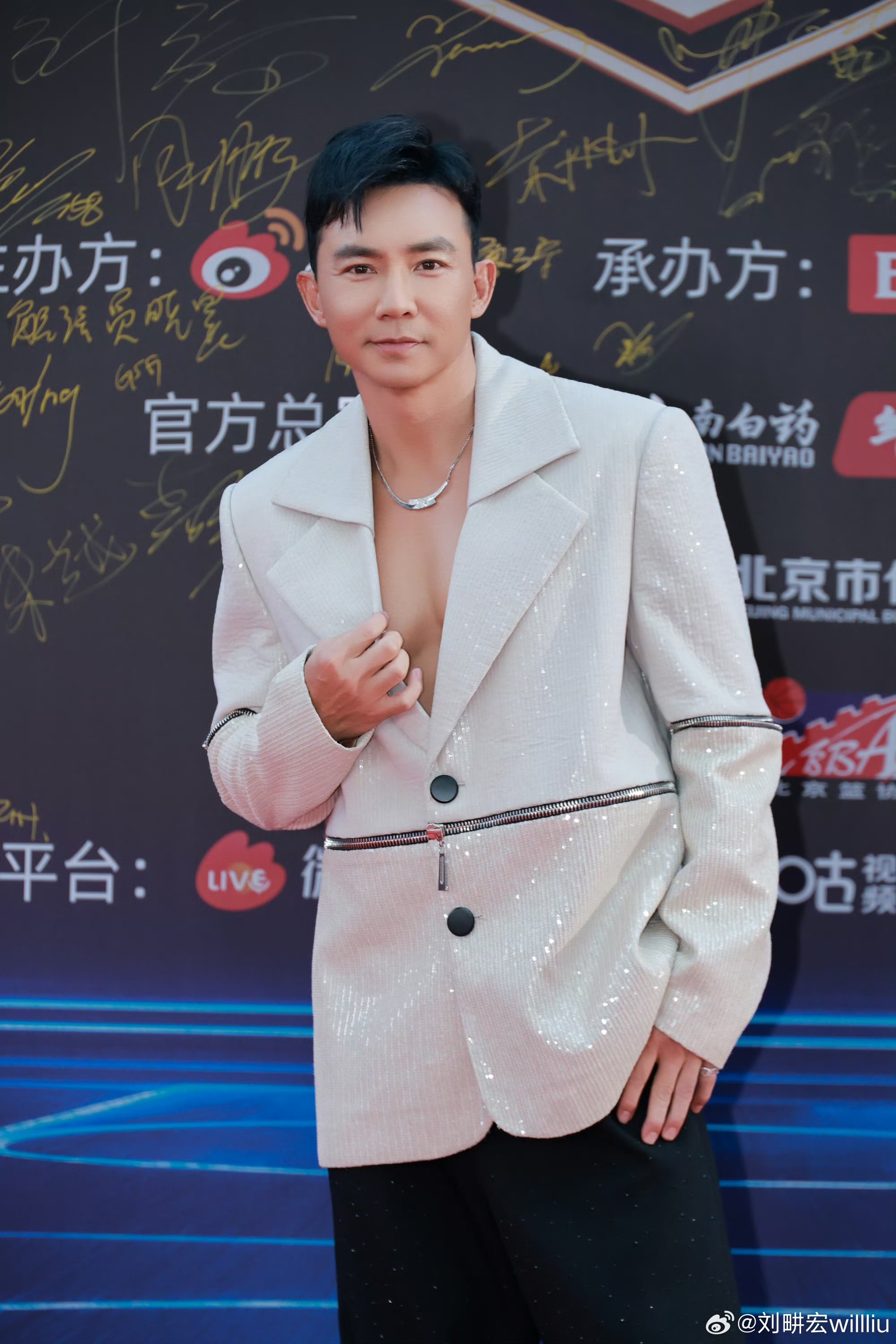 劉畊宏受邀到河南信陽學院戶外草坪帶操，卻遲遲沒出現。（翻攝自劉畊宏微博）