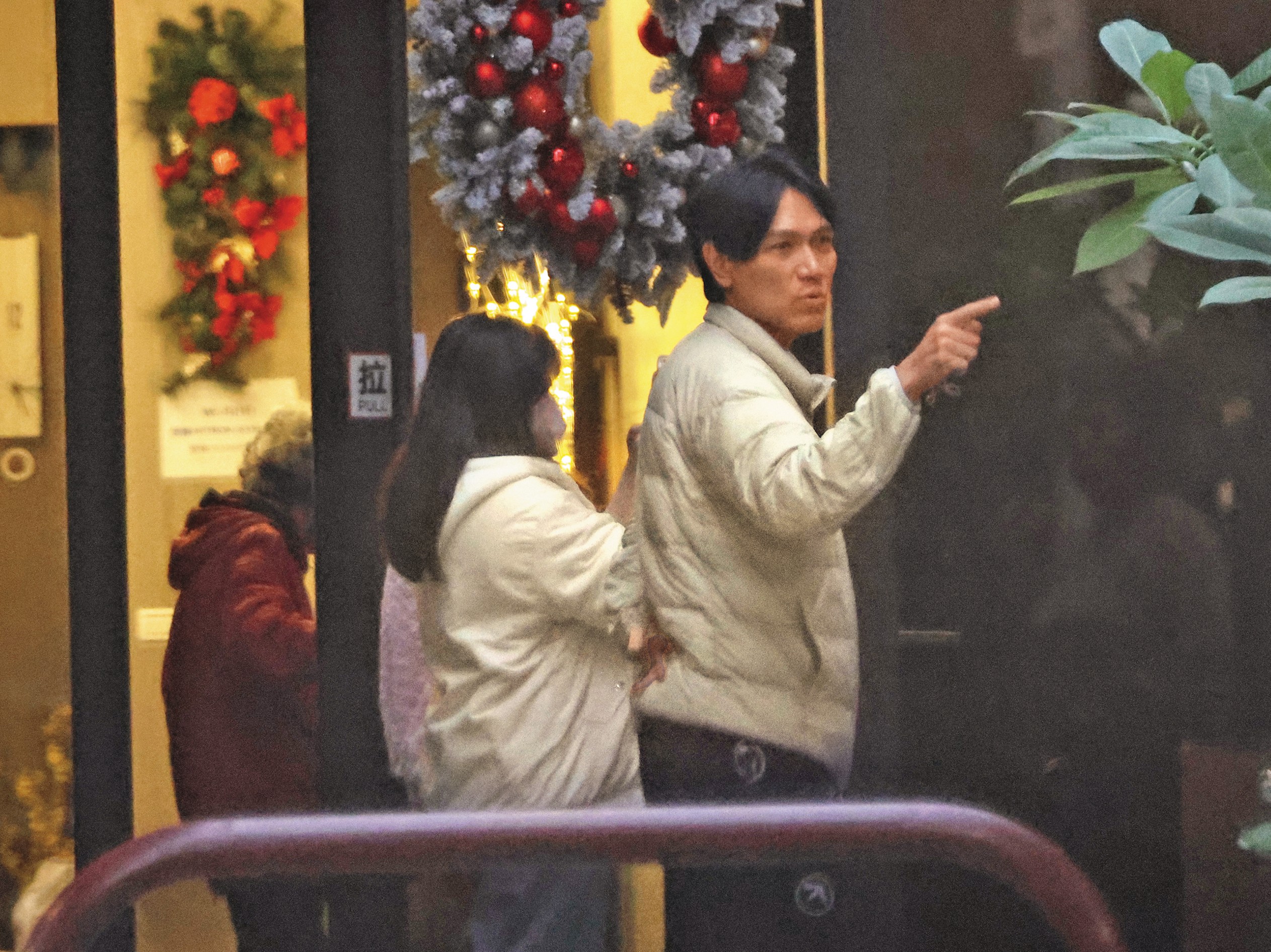 17:13,楊宗緯(右)在社區大廳跟鄰居們討論耶誕節的應景裝飾,聽說他在該社區很有長輩緣。