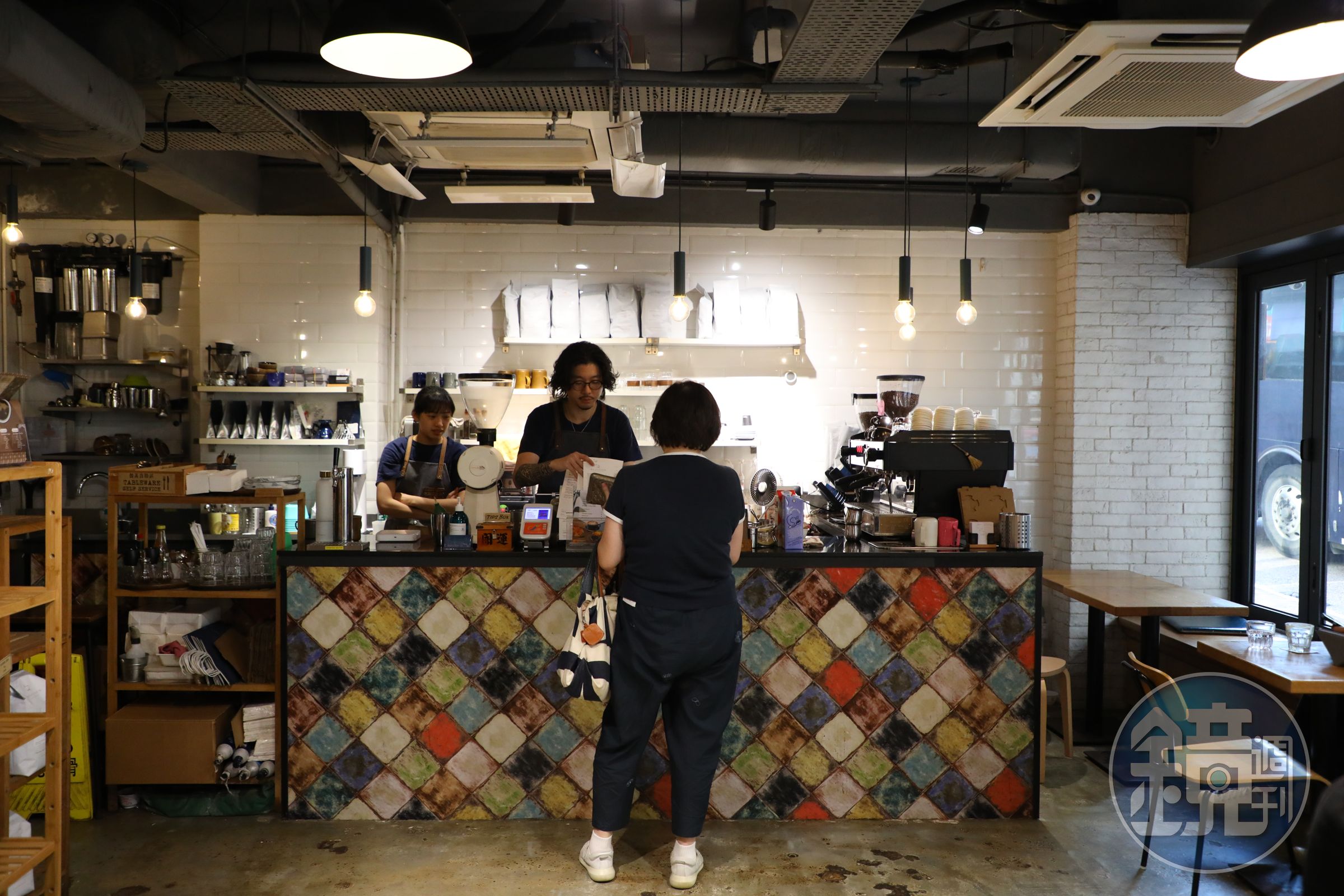 工業風裝潢的「Reaction Coffee Roasters」是跑馬地的街坊鄰居都稱讚的專業咖啡館。