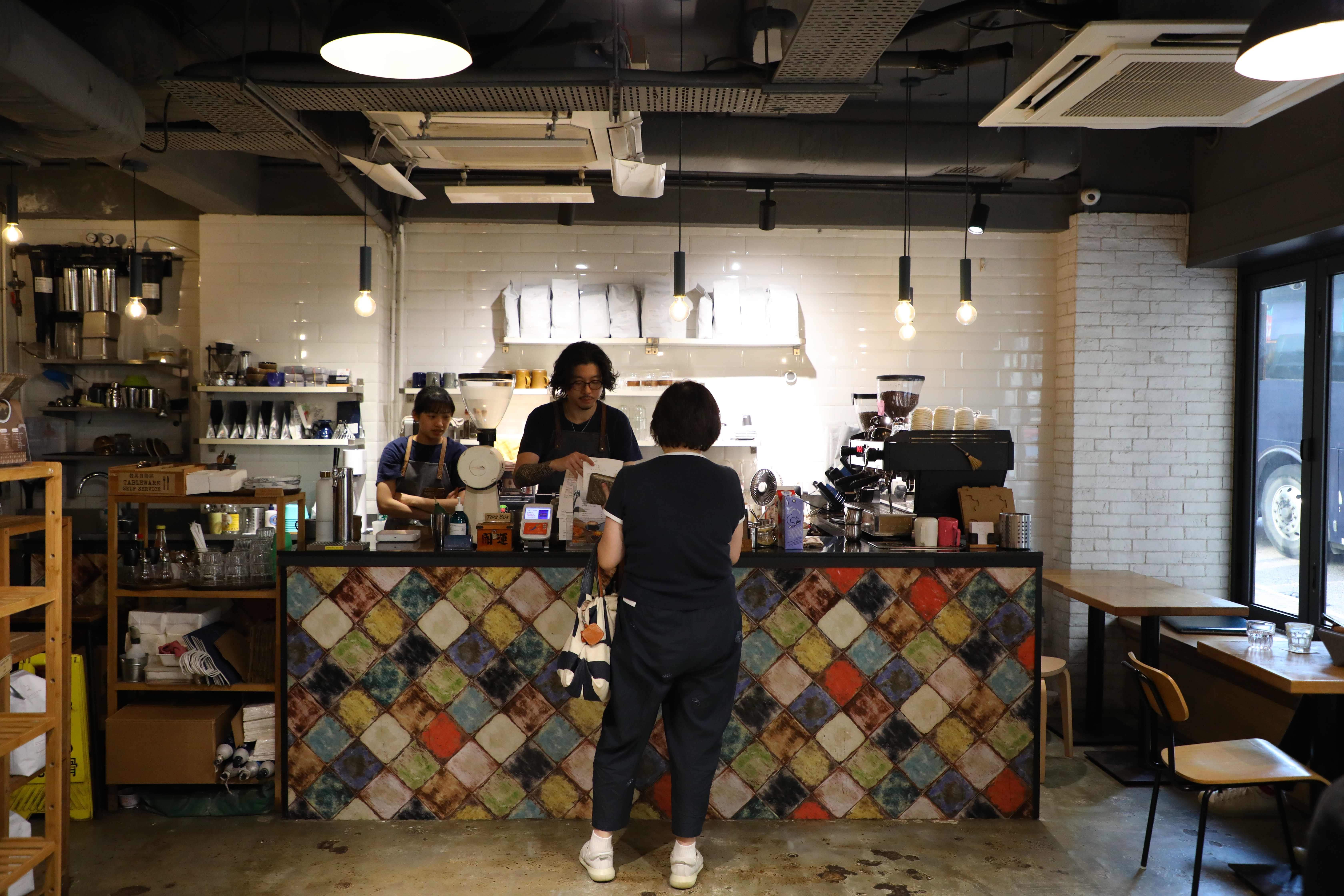 工業風裝潢的「Reaction Coffee Roasters」是跑馬地的街坊鄰居都稱讚的專業咖啡館。