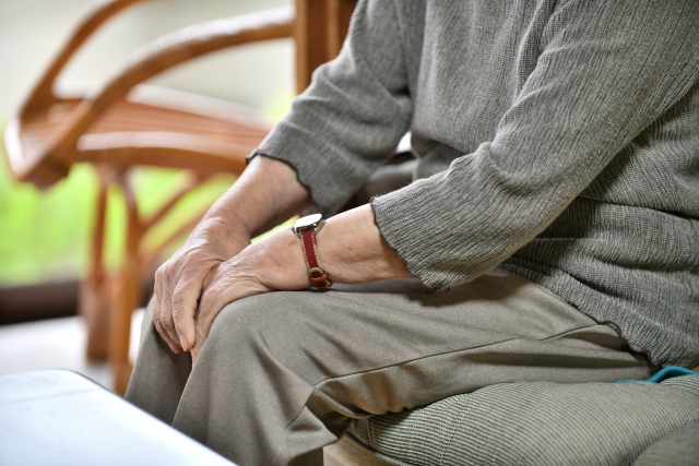 81歲的芳江婆婆雖然有房有年金,但在兒女勸說下住進安養院後,卻面臨難以適應的孤獨感。(示意圖,photo-ac)