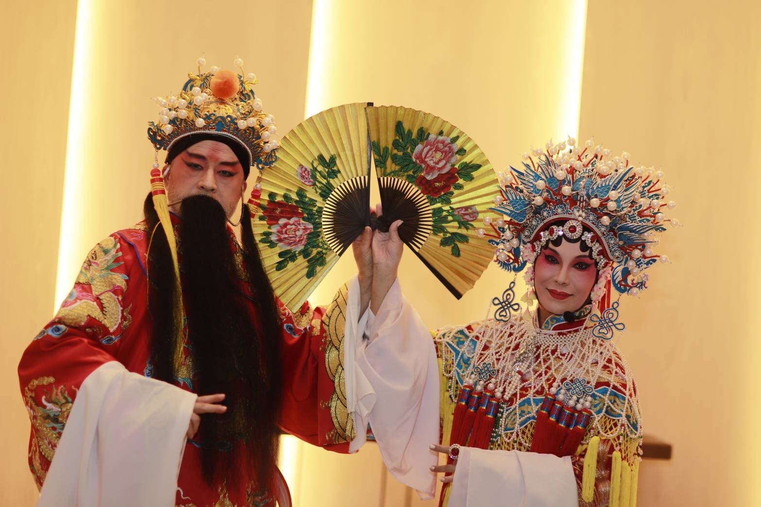 班鐵翔（左）和老婆扮演唐明皇和楊貴妃。（班鐵翔提供）