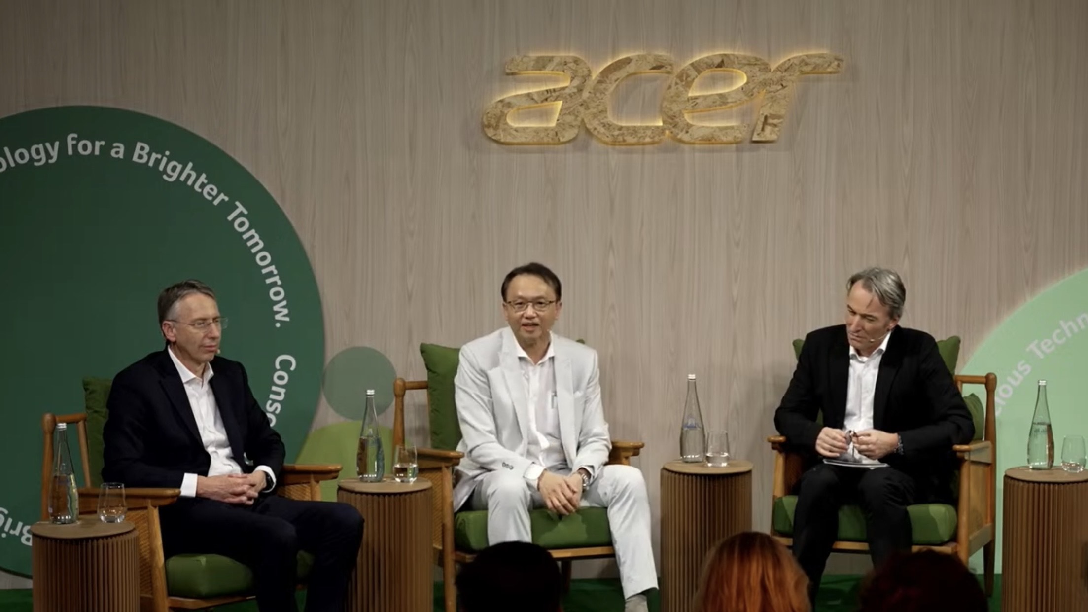 宏碁積極布局新能源事業，董事長陳俊聖（中）曝鎖定太陽能和風電2大儲能技術。（翻攝YouTube）