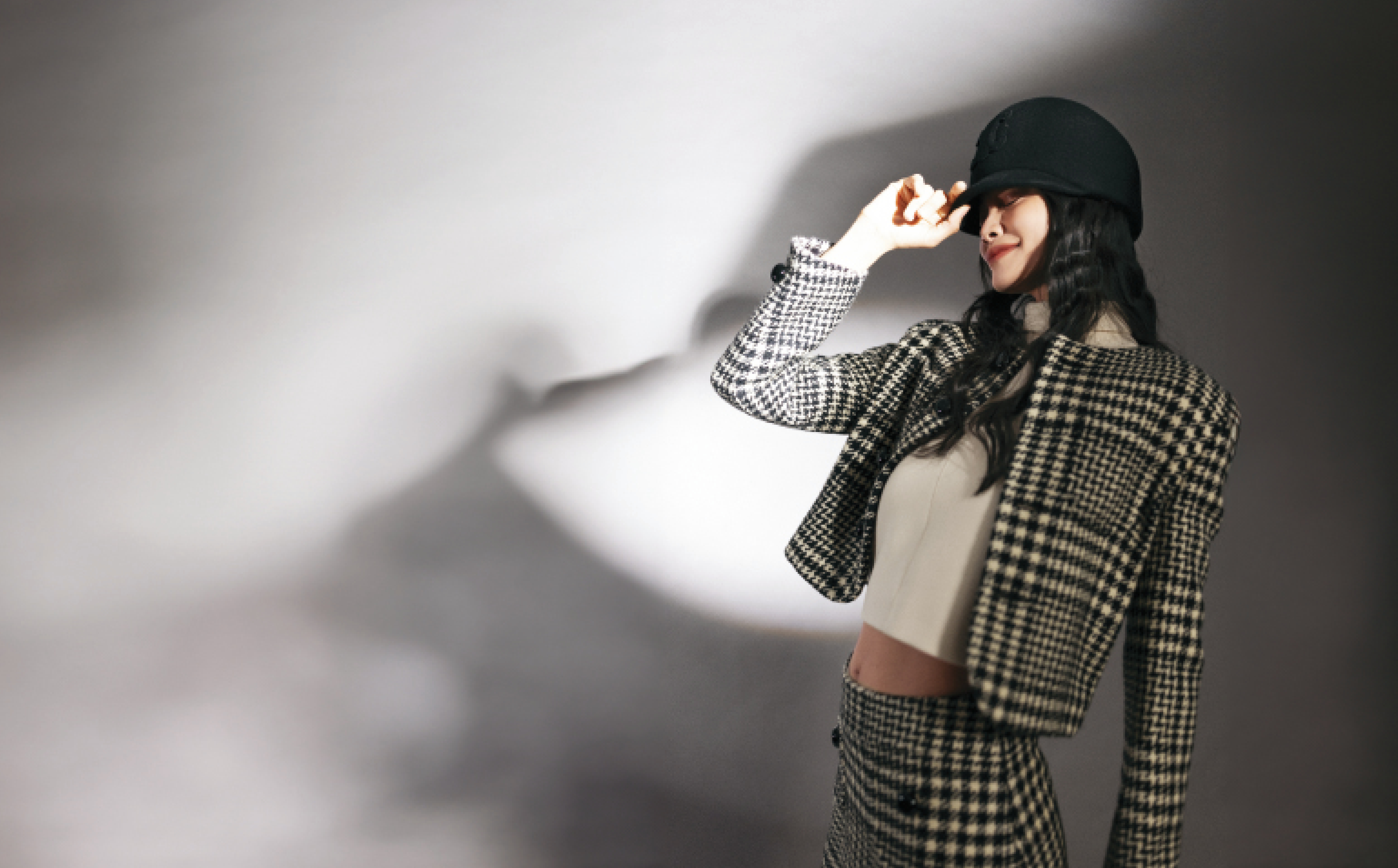 威爾斯格紋VERNEUL外套NT$135,000／羊毛平紋針織翻領上衣NT$52,000／威爾斯格紋短裙NT$59,000／TRIOMPHE羊毛氈絨鴨舌帽NT$32,500。（all by CELINE BY HEDI SLIMANE）