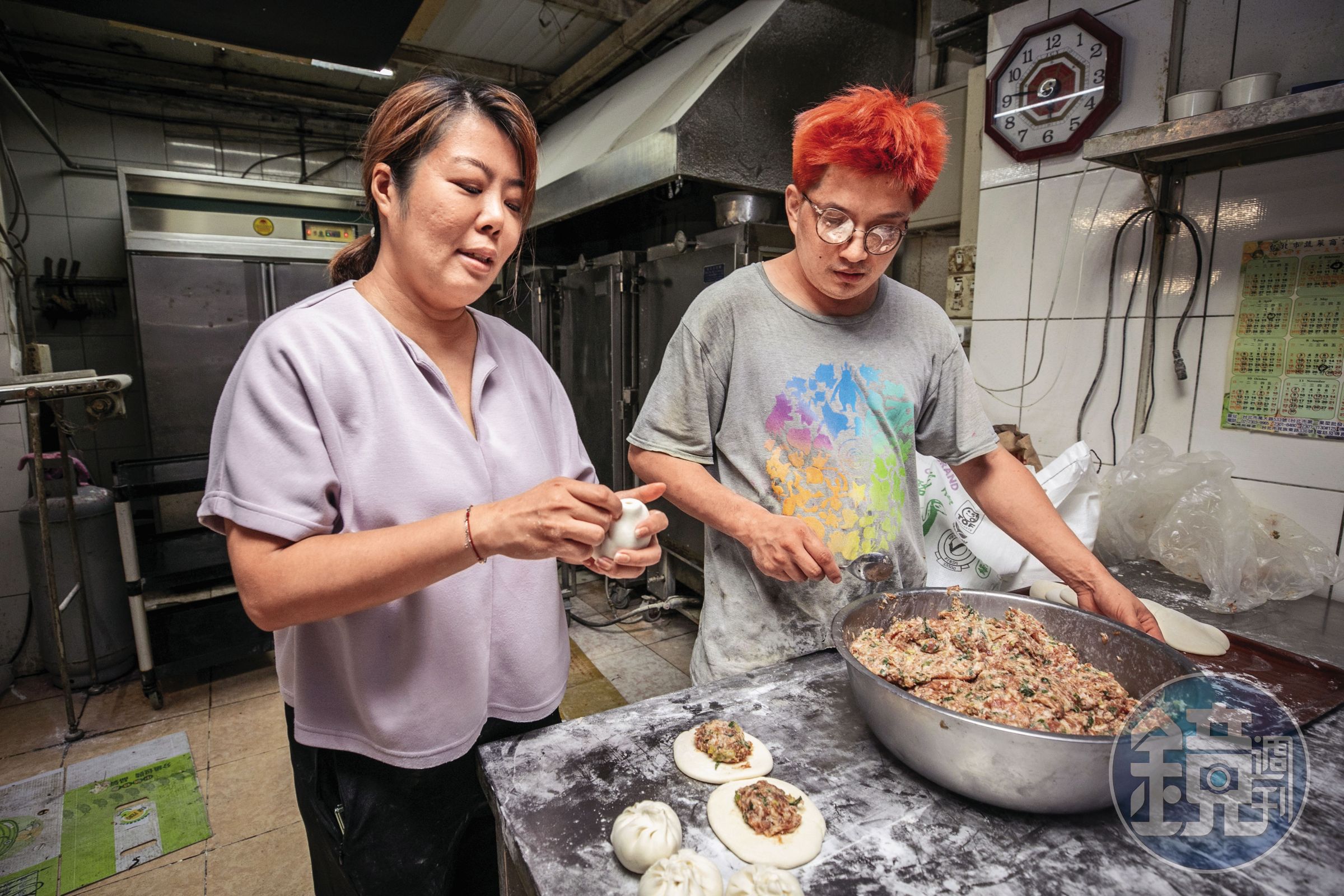 永豐盛包子饅頭皆為手工製作，老闆娘陳妍妮（左）示範鮮肉包的製作流程。
