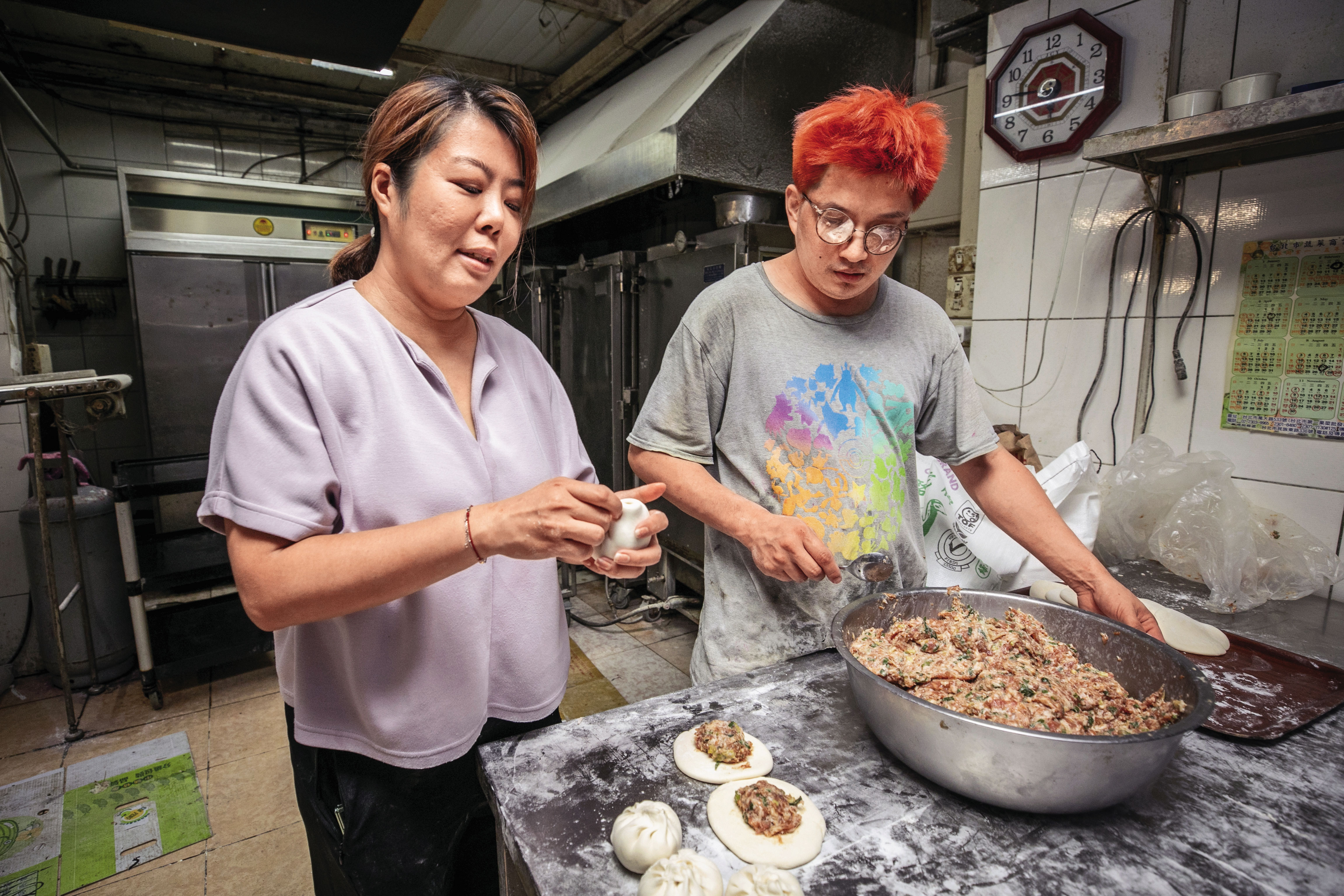 永豐盛包子饅頭皆為手工製作,老闆娘陳妍妮(左)示範鮮肉包的製作流程。