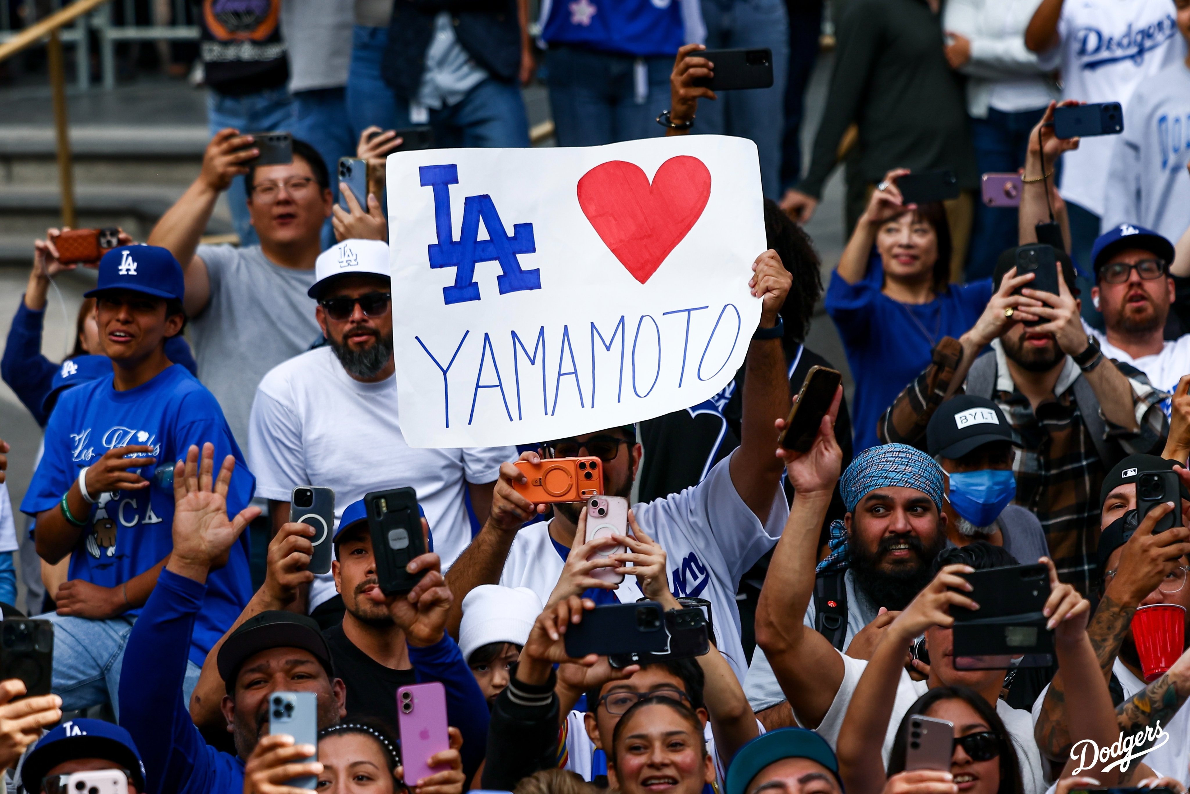 洛杉磯民眾夾道歡迎道奇隊帶著冠軍風光回家。（翻攝自X @Dodgers）