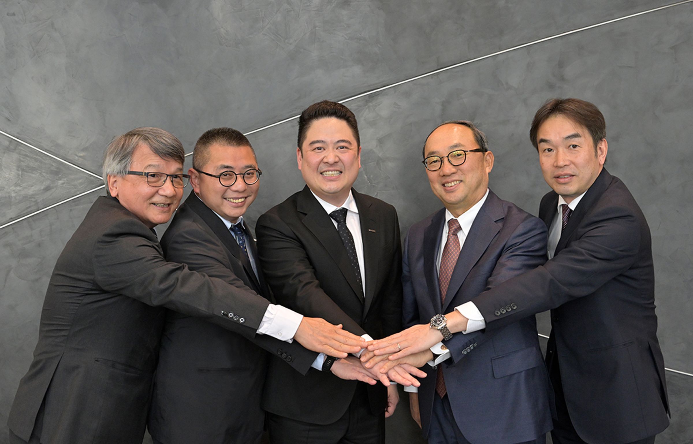 泓德能源與日本三菱電機等夥伴在日本共同設立合資公司,同時,三菱電機將參加泓德能源首次私募案,進一步深化互助互利的長期夥伴關係。左起泓德能源海外事業處資深副總經理陳明信、泓德能源集團總經理周仕昌、泓德能源集團董事長謝源一、三菱電機株式會社執行役社長漆間啟、三菱電機株式會社永續創新本部長小黒誠司。(泓德能源提供)