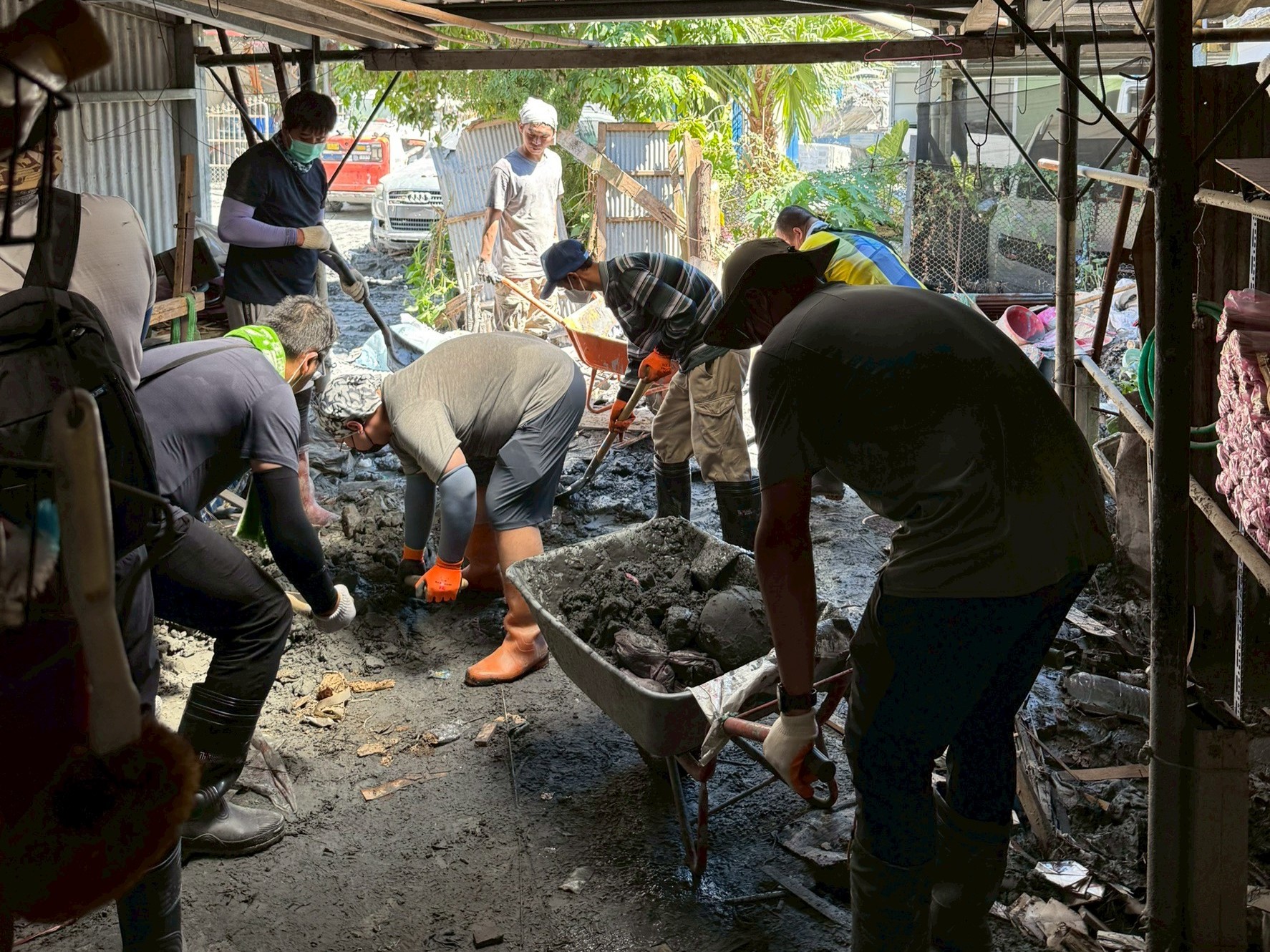 信義企業集團員工發揮信義精神，自發組成信義超人小隊前往光復災區協助。（信義房屋提供）