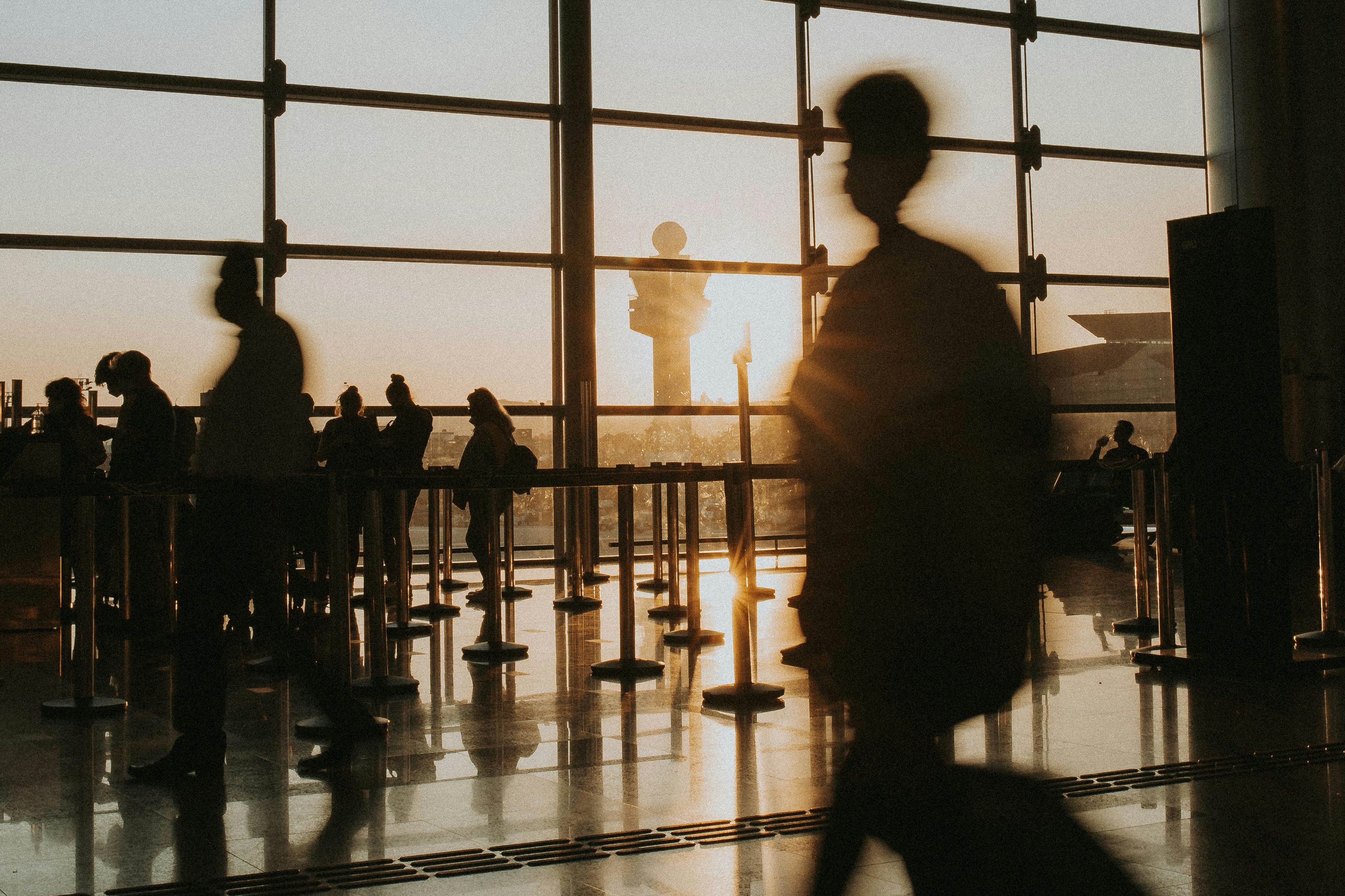 為了化解A先生的求死意圖，警方安排了1位年齡相仿的警官與他進行長達數小時的深度面談與心理疏導。示意圖（pexels提供）