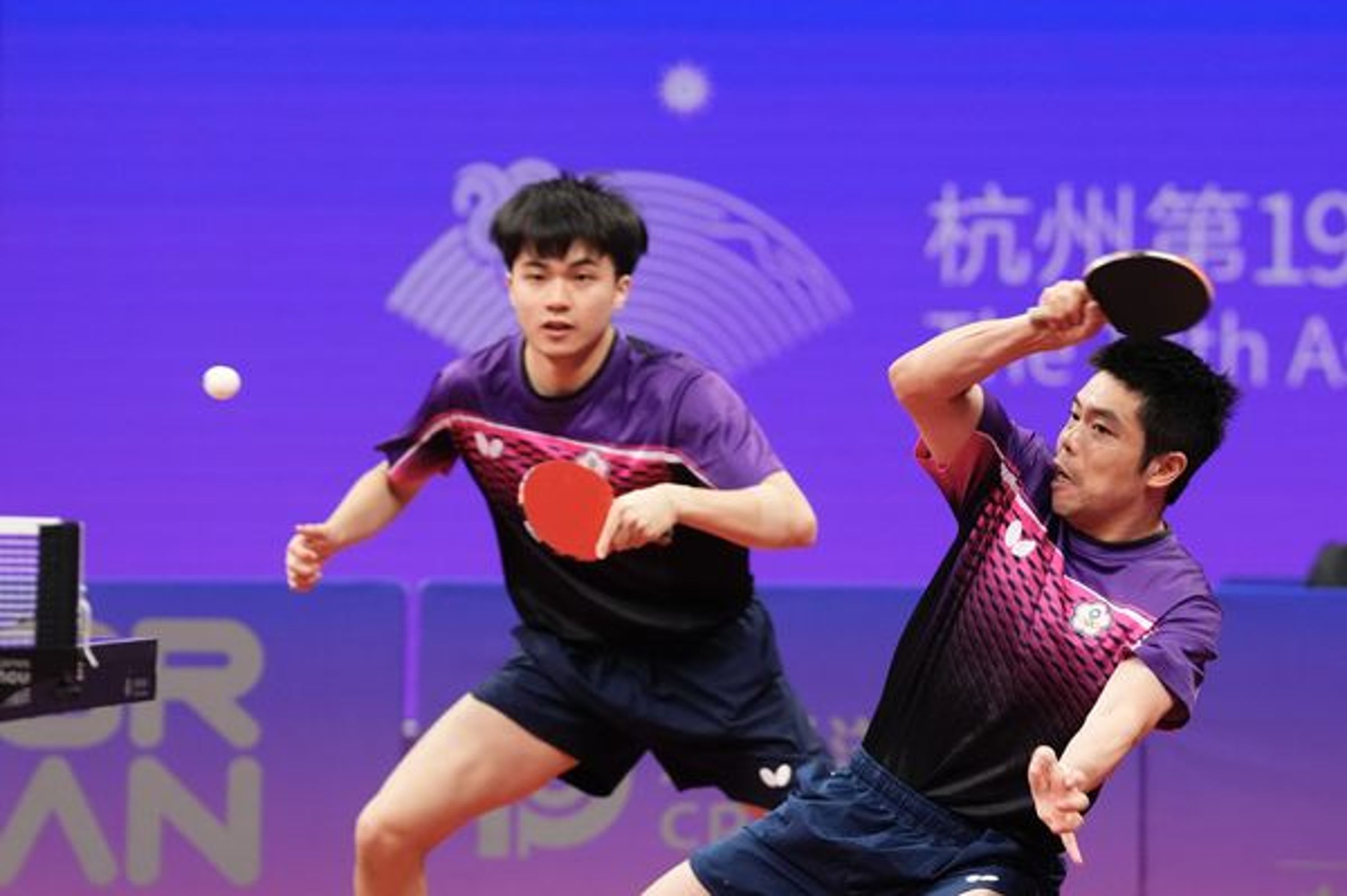 台灣「桌球教父」莊智淵與「小林同學」林昀儒搭檔收下銅牌。(中華奧會提供)