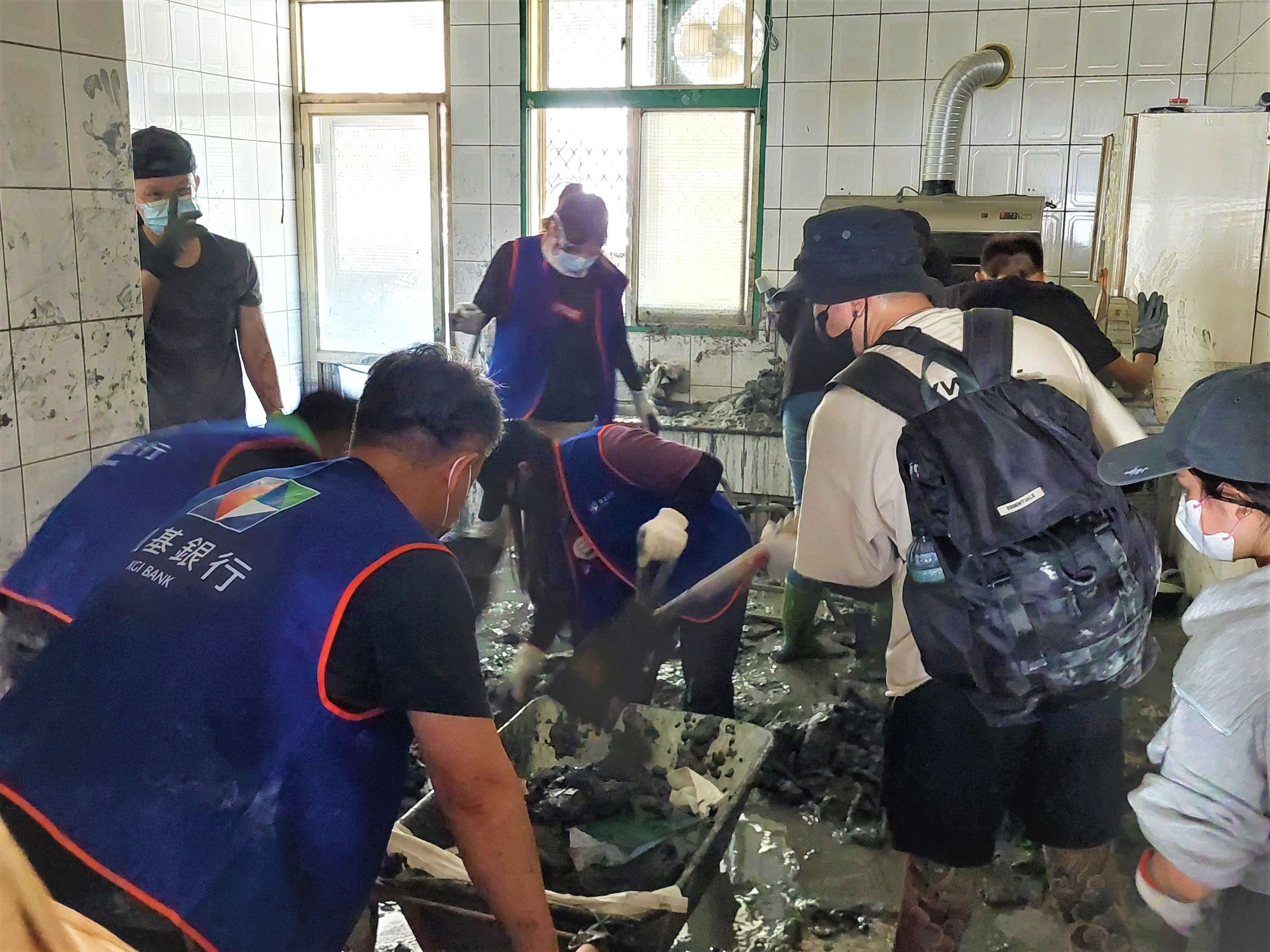 凱基金控組織百人志工隊伍,兵分多路揮汗鏟泥、搬運家具,讓滿布泥水的屋子逐漸恢復原貌。