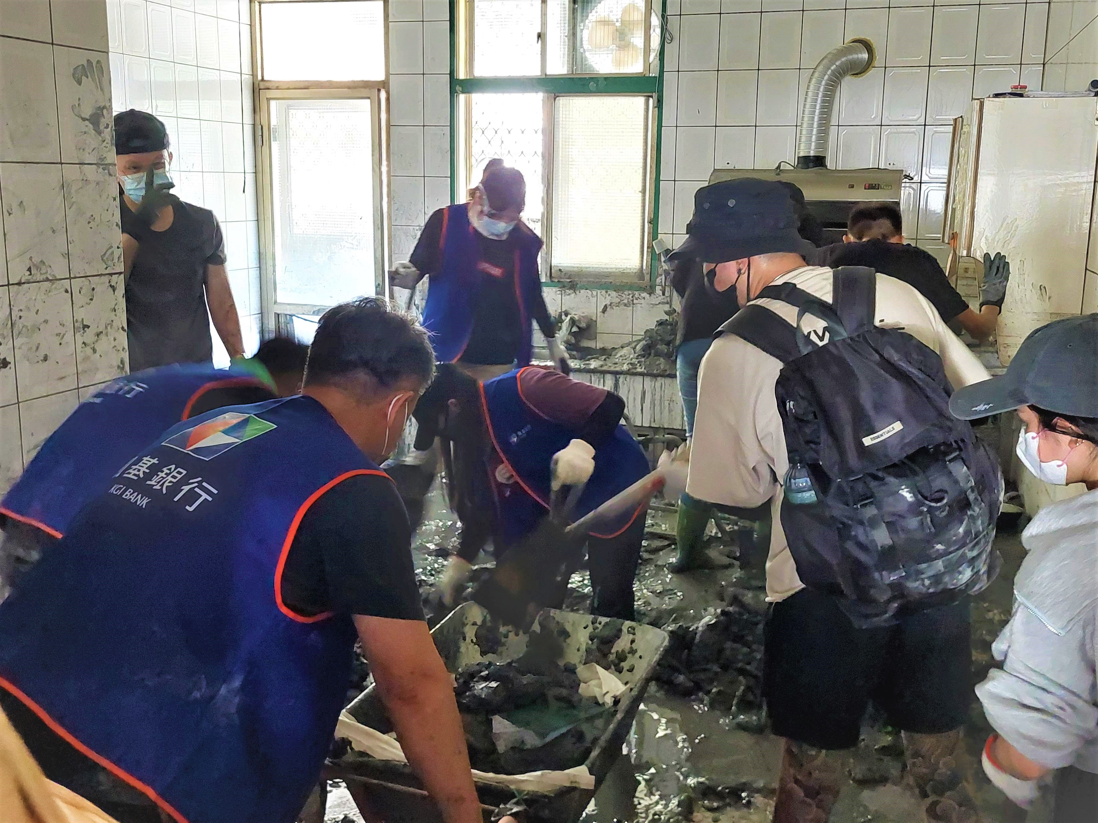 凱基金控組織百人志工隊伍，兵分多路揮汗鏟泥、搬運家具，讓滿布泥水的屋子逐漸恢復原貌。