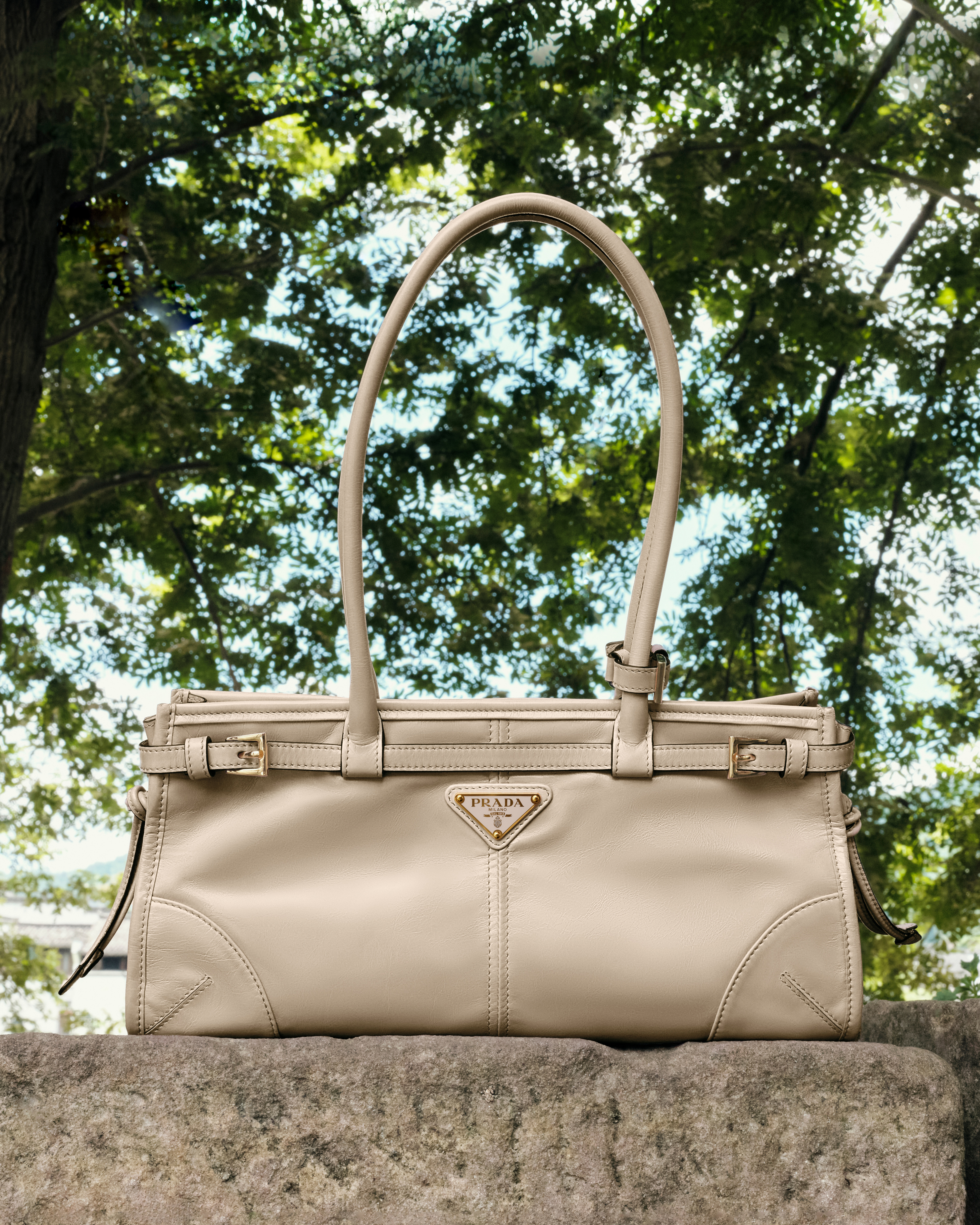 PRADA Soft Lux皮革肩背包。NT$90,000。(PRADA提供)