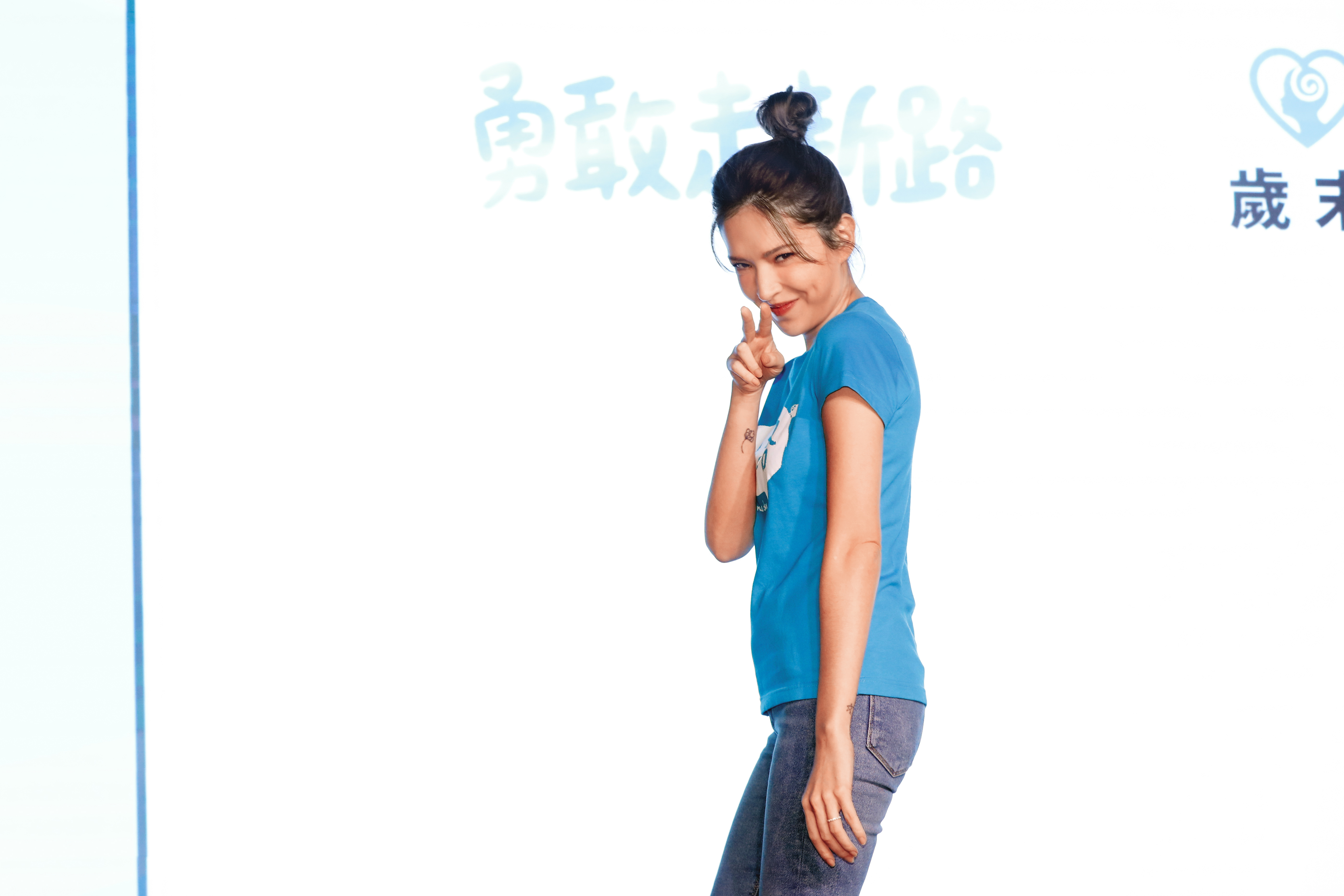 許瑋甯投射死亡凝視，小編為何感受不到殺氣？只被電得咪咪冒冒。（暈）