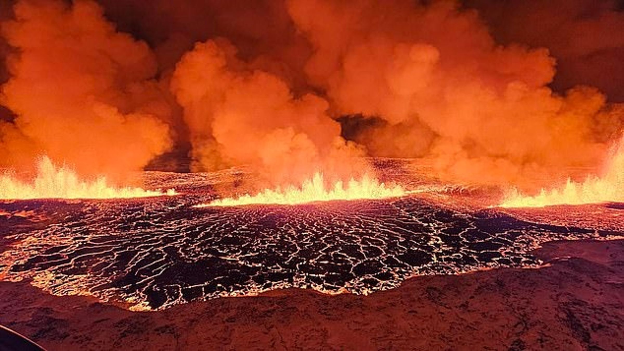冰島變火燒島!火山爆發震撼影片曝光,專家憂離發電廠太近。(翻自《每日郵報》)